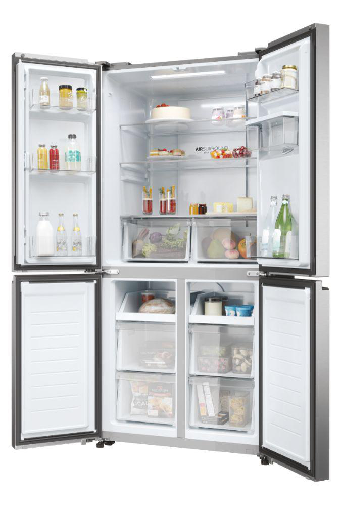 Ein Vier-Türen-Kühlschrank mit offenen Türen. Der Innenraum ist gut beleuchtet und organisiert.
