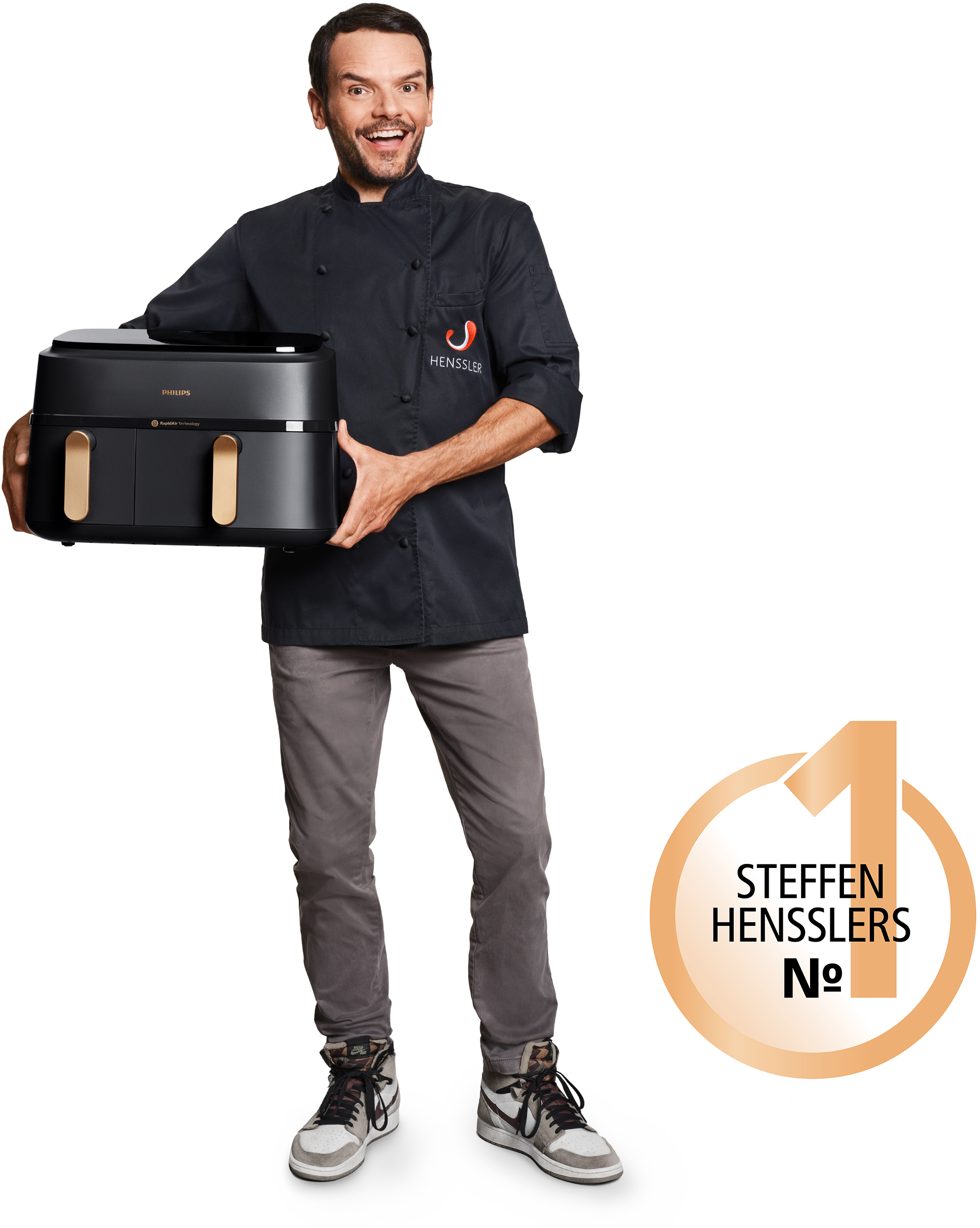Chef tiene una friggitrice ad aria nera. Cerchio dorato con testo: 'Steffen Henssler No. 1'.
