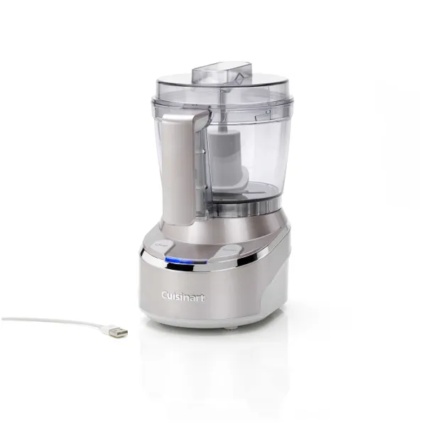 Zilveren Cuisinart foodprocessor met een USB-kabel op een witte achtergrond.