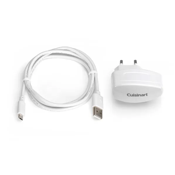 Witte Cuisinart oplader met een USB-kabel, op een witte achtergrond.