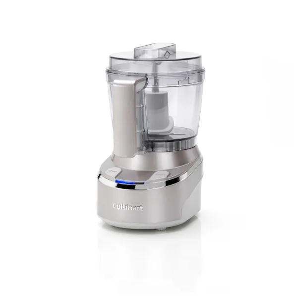 Zilveren Cuisinart keukenmachine op witte achtergrond. Knoppen voor Hakken, Puree, Uit.