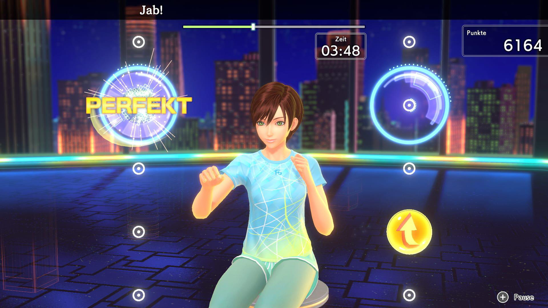 Weiblicher Charakter in einem Videospiel, der in einer virtuellen Stadt schlägt.