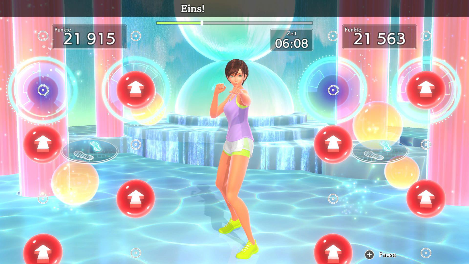 Eine Frau in Sportkleidung in einem Spiel mit Anzeigetafeln und schwebenden Kugeln. Das Wort 'Eins!' steht oben.