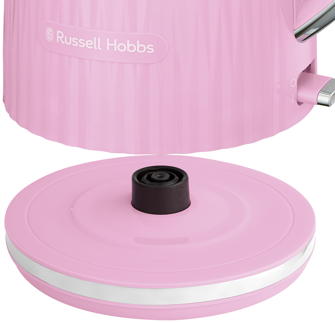 Egy rózsaszín Russell Hobbs vízforraló, közeli kép, látható az alja és a teteje.