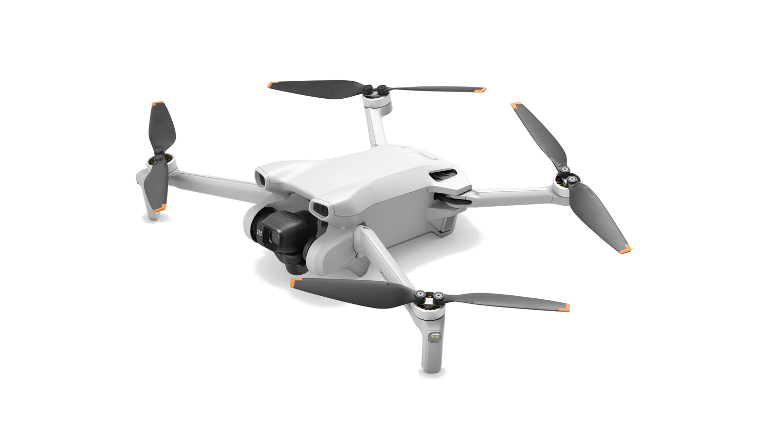 Dört pervaneli beyaz drone, açılı görünüm. Drone'da bir kamera var, siyah bir arka plan üzerinde.