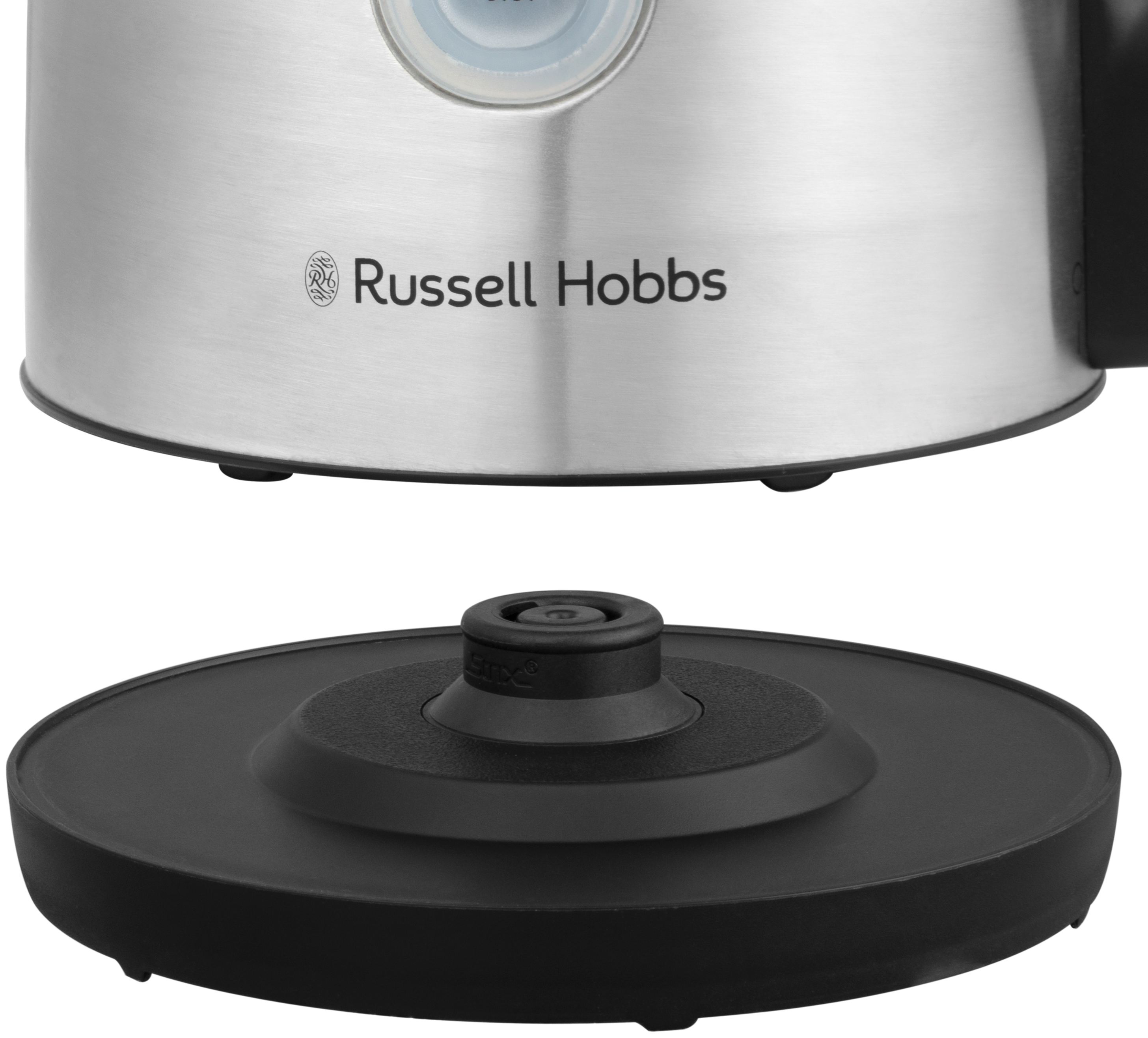 Közelkép egy Russell Hobbs vízforralóról és a fekete talpáról.
