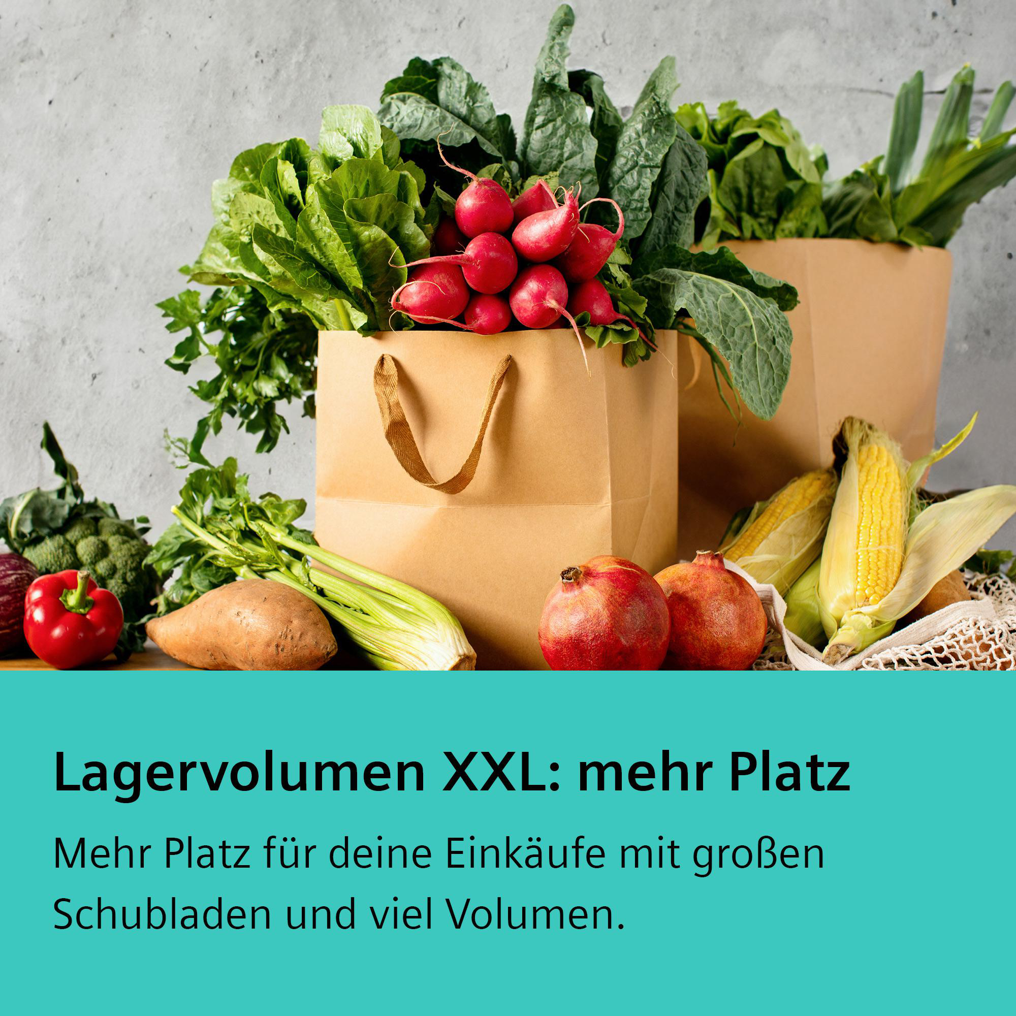 Gemüse und Früchte in braunen Papiertüten auf hellgrüner Oberfläche.