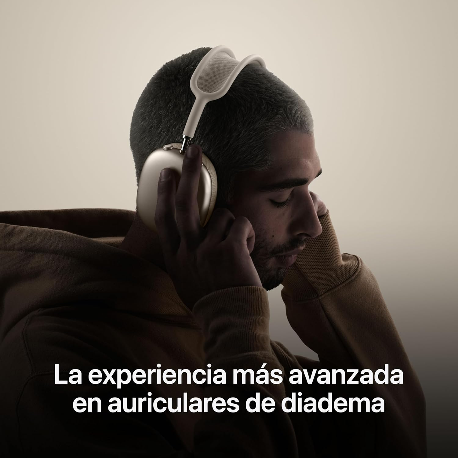 Hombre con auriculares dorados, texto en español: 'La experiencia más avanzada'.