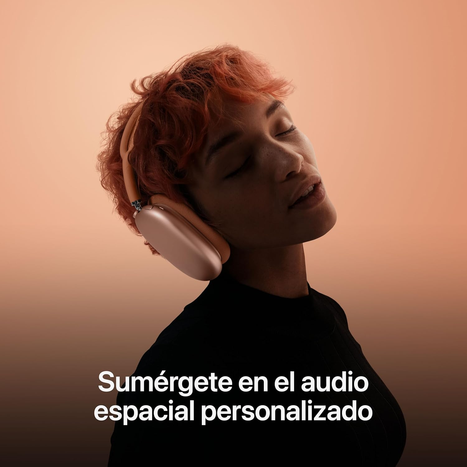 Mujer con auriculares, mirando hacia arriba. Fondo melocotón, texto abajo.