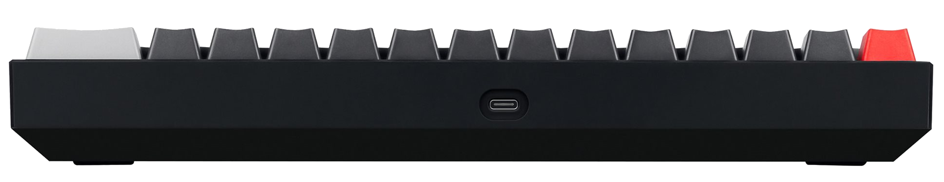 Fekete billentyűzet alulról, USB-C porttal. A billentyűk szürkék, fehérek és pirosak.