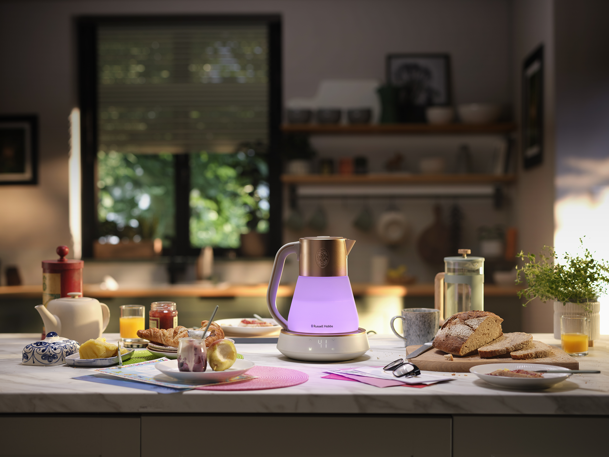 Konyhai jelenet egy Russell Hobbs vízforralóval, reggeli elemekkel és egy nyitott ablakkal.
