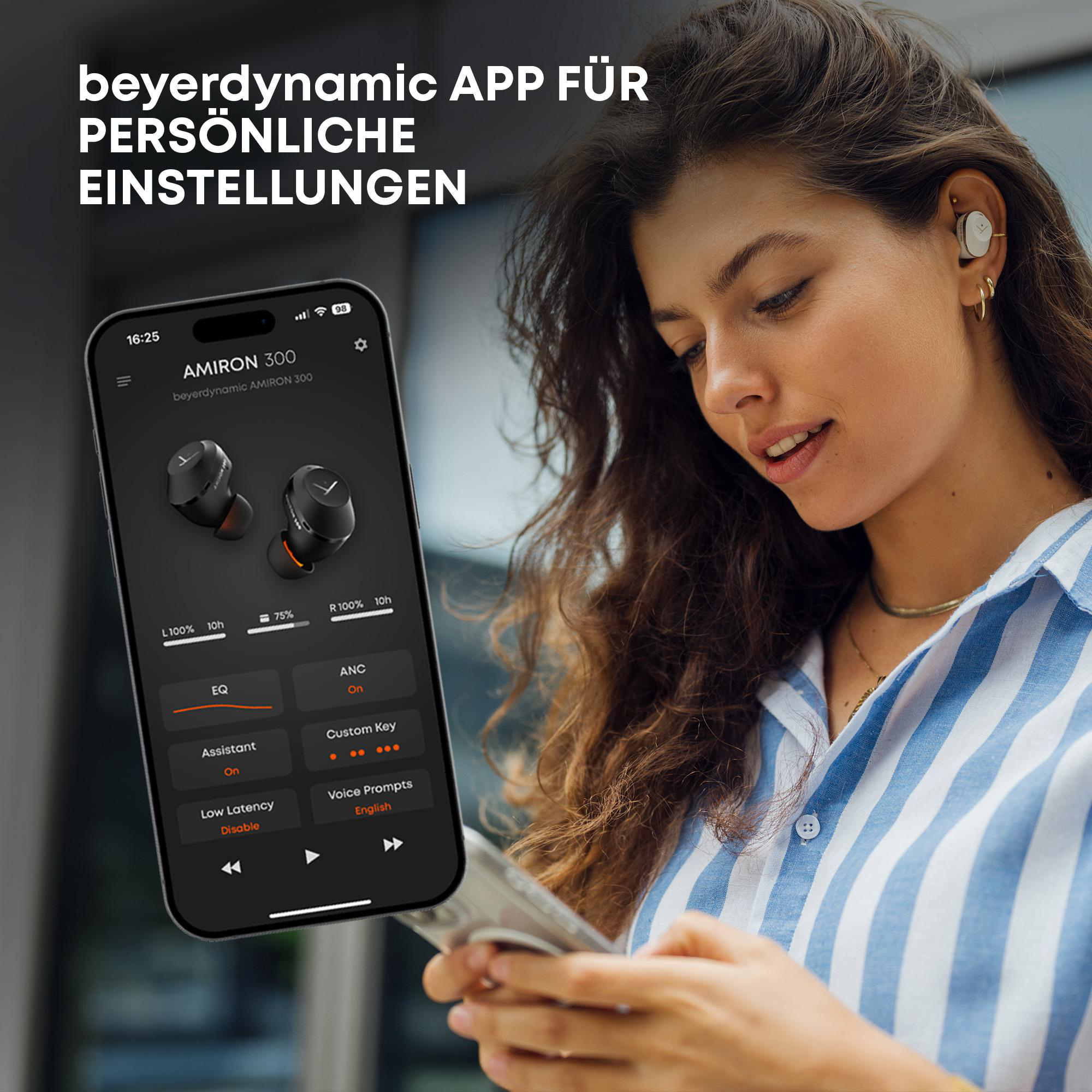 Frau, die ein Telefon mit einer Kopfhörer-App-Oberfläche hält. Oben steht "beyerdynamic APP FÜR PERSÖNLICHE EINST.