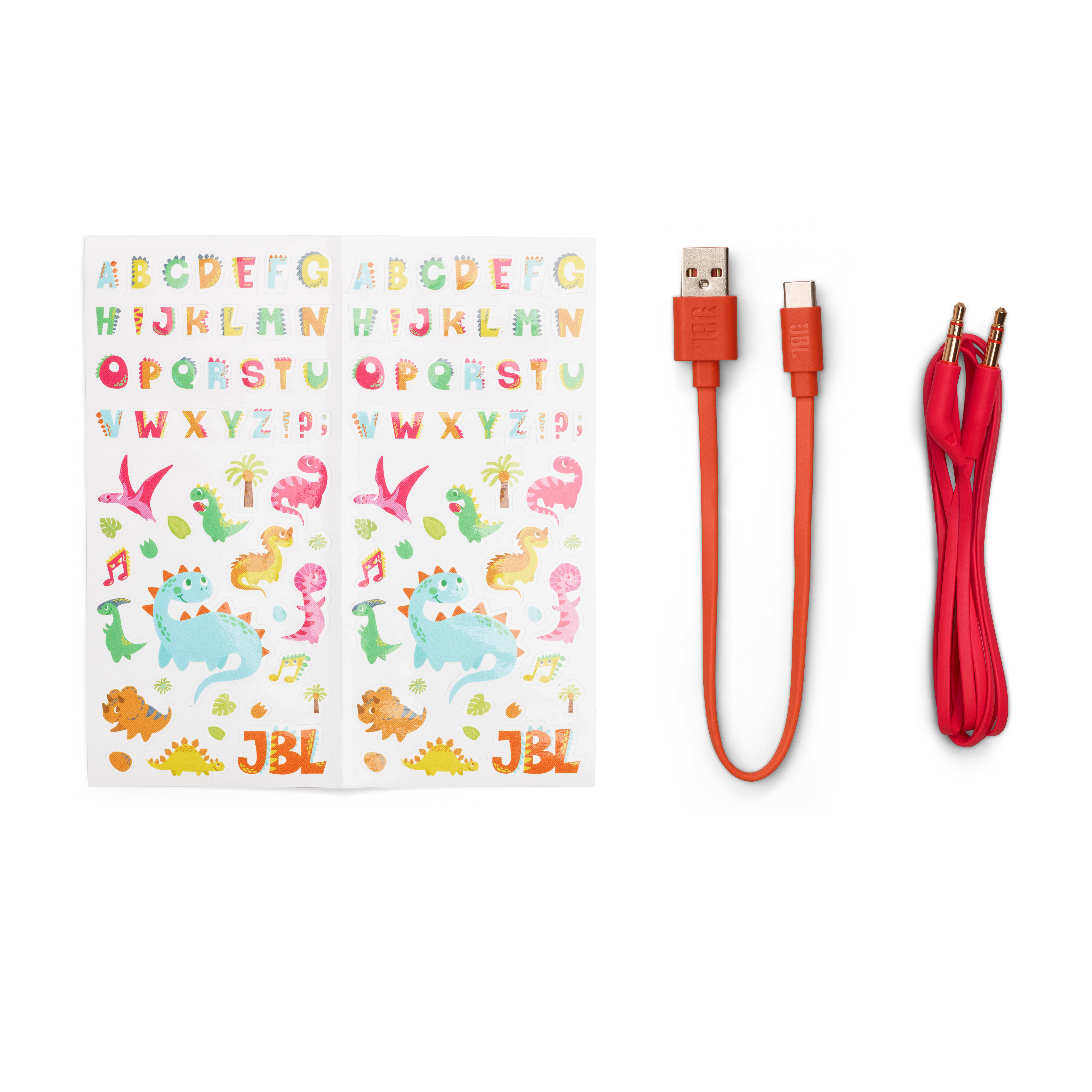 JBL-Aufkleber, ein orangefarbenes Ladekabel und ein rotes Audiokabel auf weißem Untergrund.