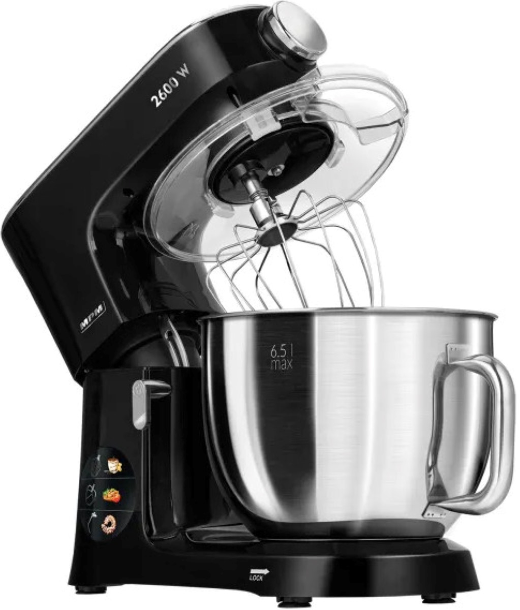 Czarny mikser stojący ze stalową misą, przezroczystą pokrywą i trzepaczką.