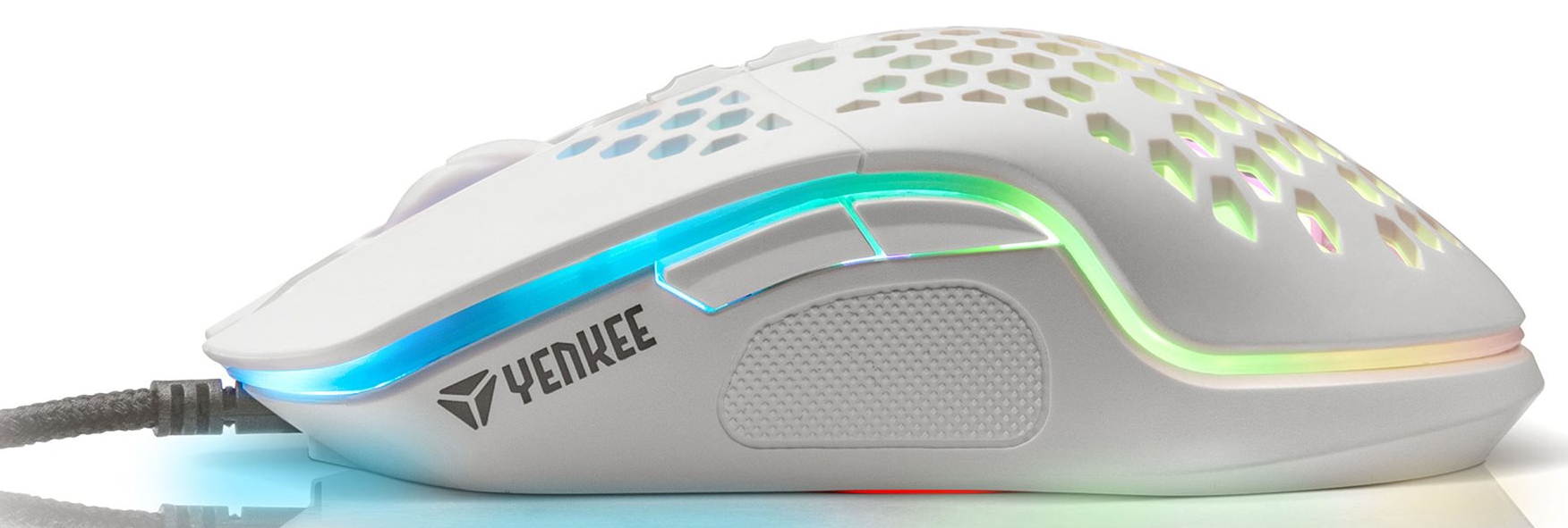Fehér gamer egér méhsejt dizájnnal és RGB világítással, ferde nézet.