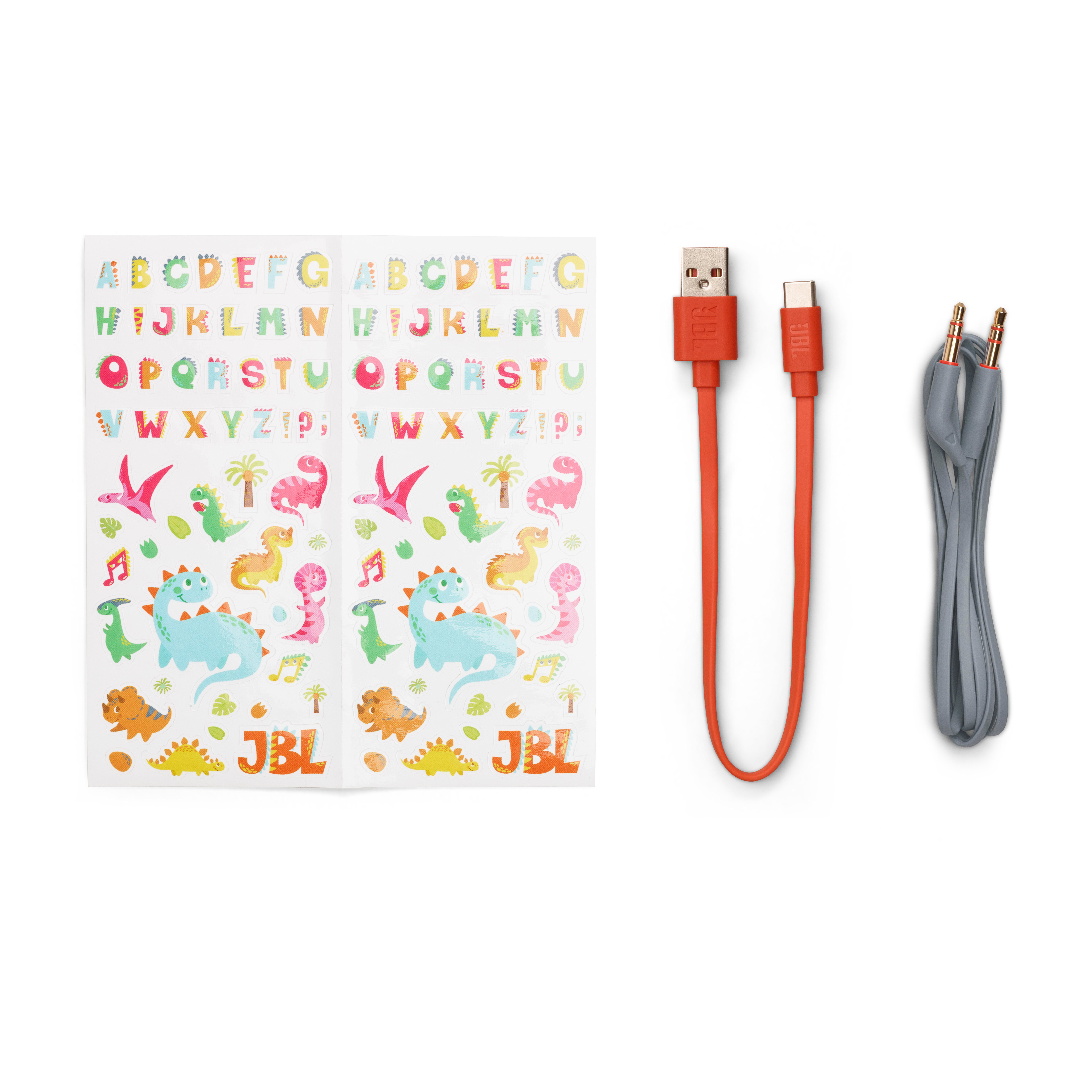Ein Satz Aufkleber, ein Ladekabel und ein Audiokabel auf weißem Hintergrund.