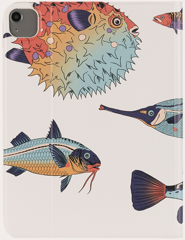 Eine Tablet-Hülle mit Fischillustrationen. Fische in verschiedenen Farben und Formen.