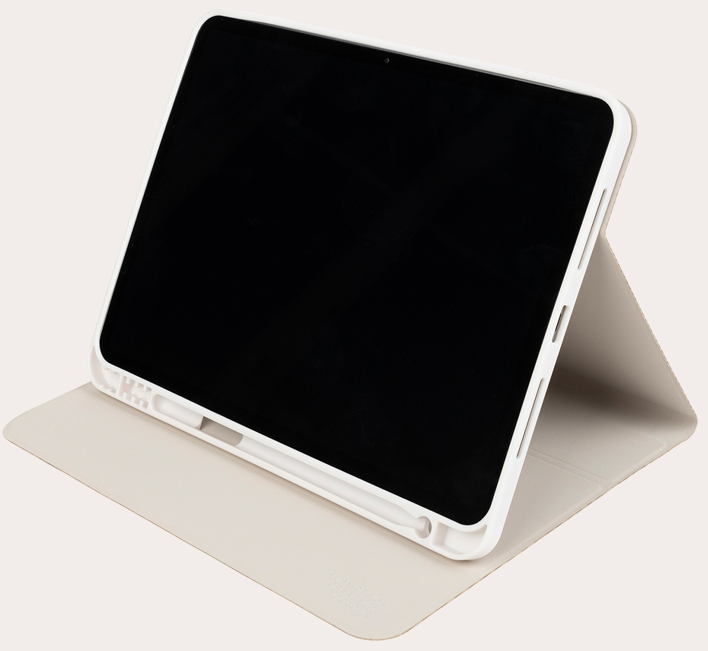 Tablet mit schwarzem Bildschirm in weißem Gehäuse, auf hellem beigen Untergrund geöffnet.