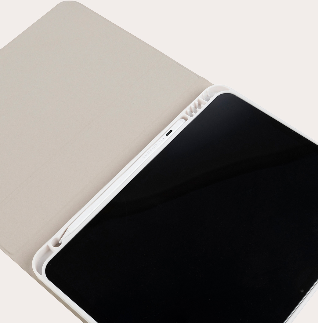Tablet mit weißem Cover, ein Teil des Bildschirms sichtbar, liegt auf heller Oberfläche.