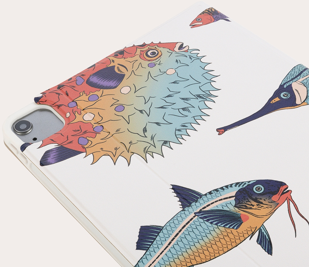 iPad-Hülle mit Fischmuster auf dem Cover. Fische sind bunt.