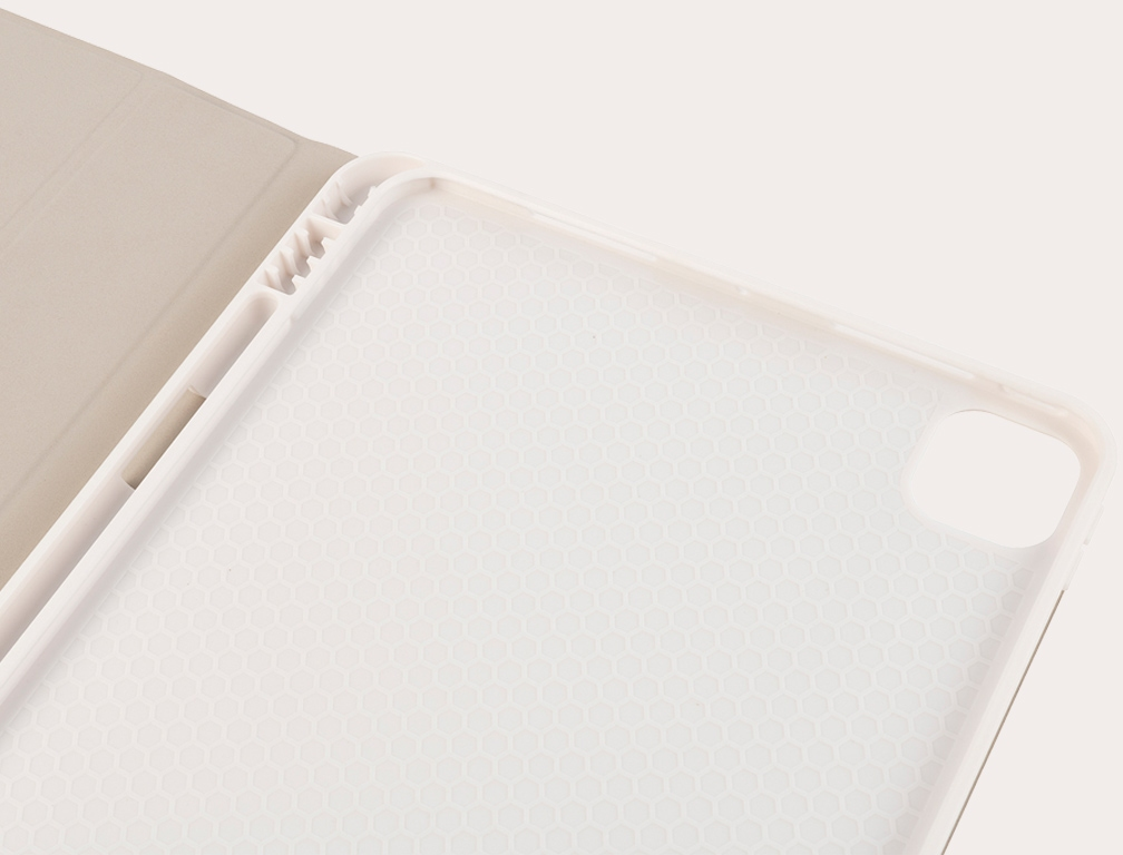 Die Innenseite einer Tablet-Hülle, die ein weißes Wabenmuster zeigt.