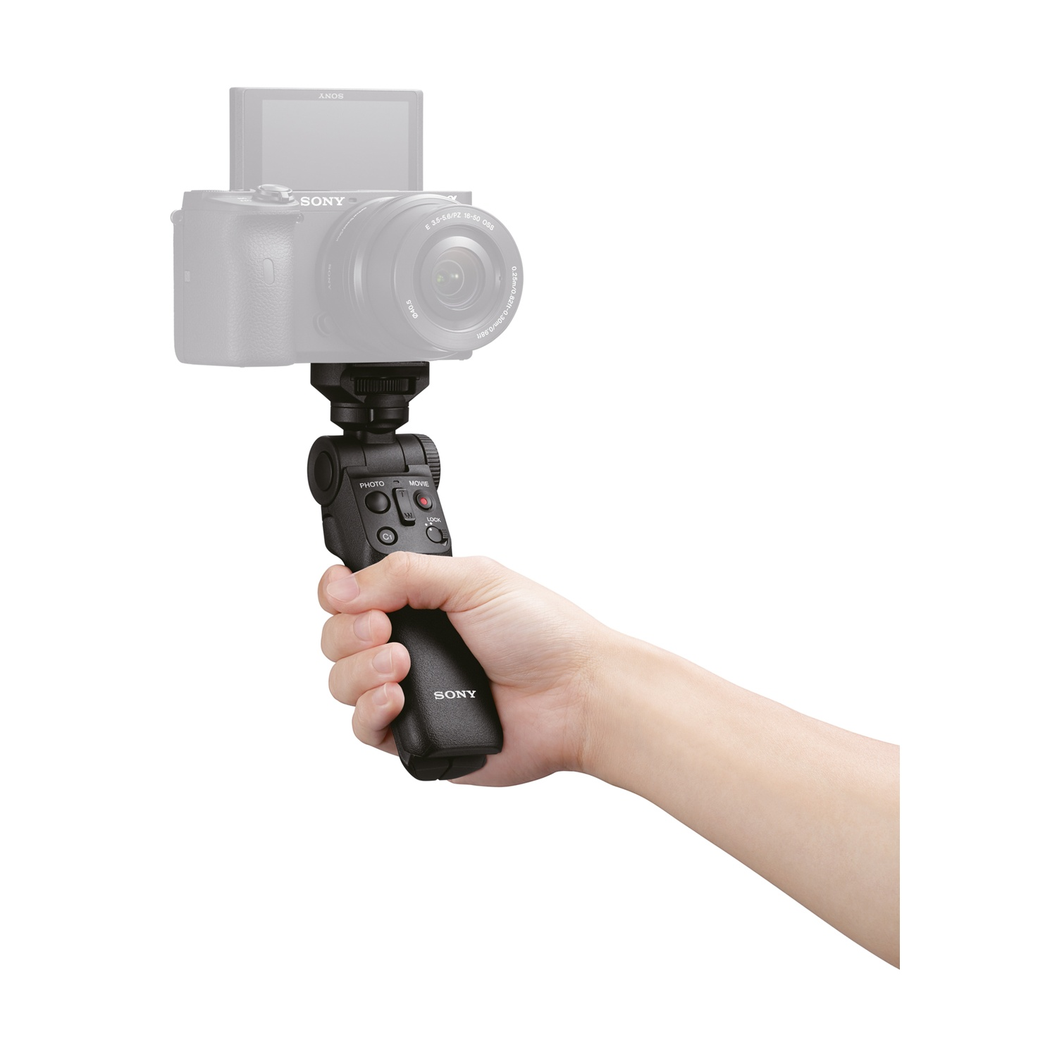 Una mano tiene un'impugnatura nera per fotocamera con pulsanti. Sopra è montata una fotocamera con lo schermo visibile.