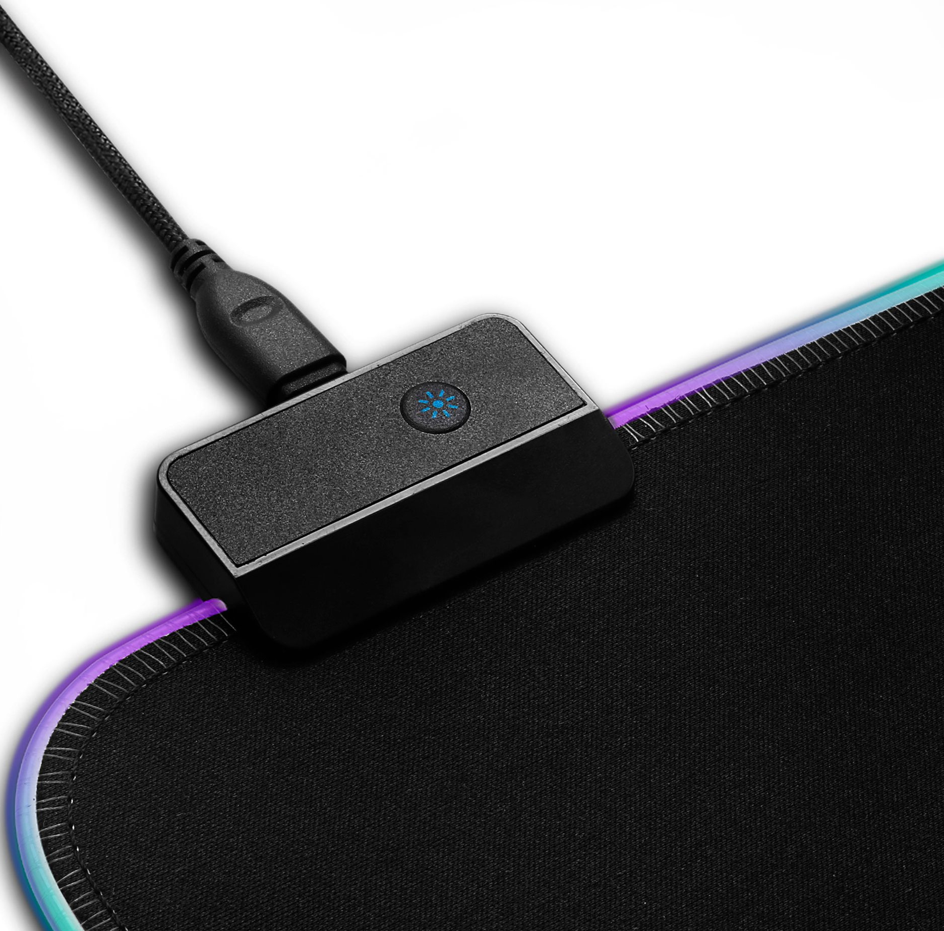 Fekete egérpad, csatlakoztatott fekete vezérlődobozzal és USB kábellel.