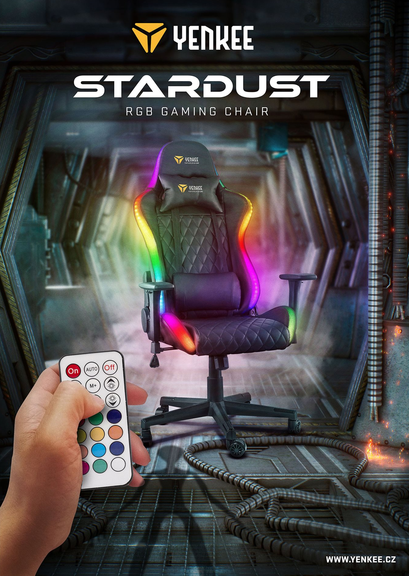 RGB világítással rendelkező gamer szék. Egy kéz egy távirányítót tart, színes opciókkal. A márka YENKEE.