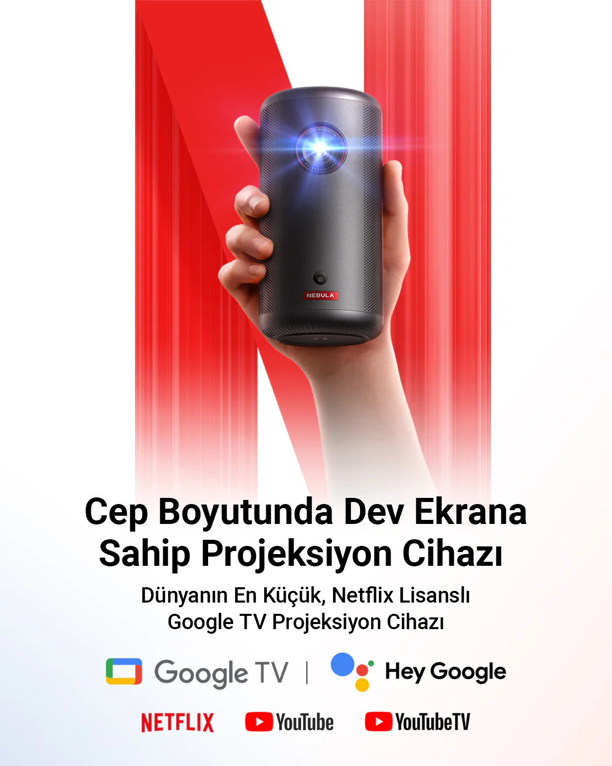 Siyah bir Nebula projektörü bir el tarafından tutuluyor. Arka plan kırmızı bir N.