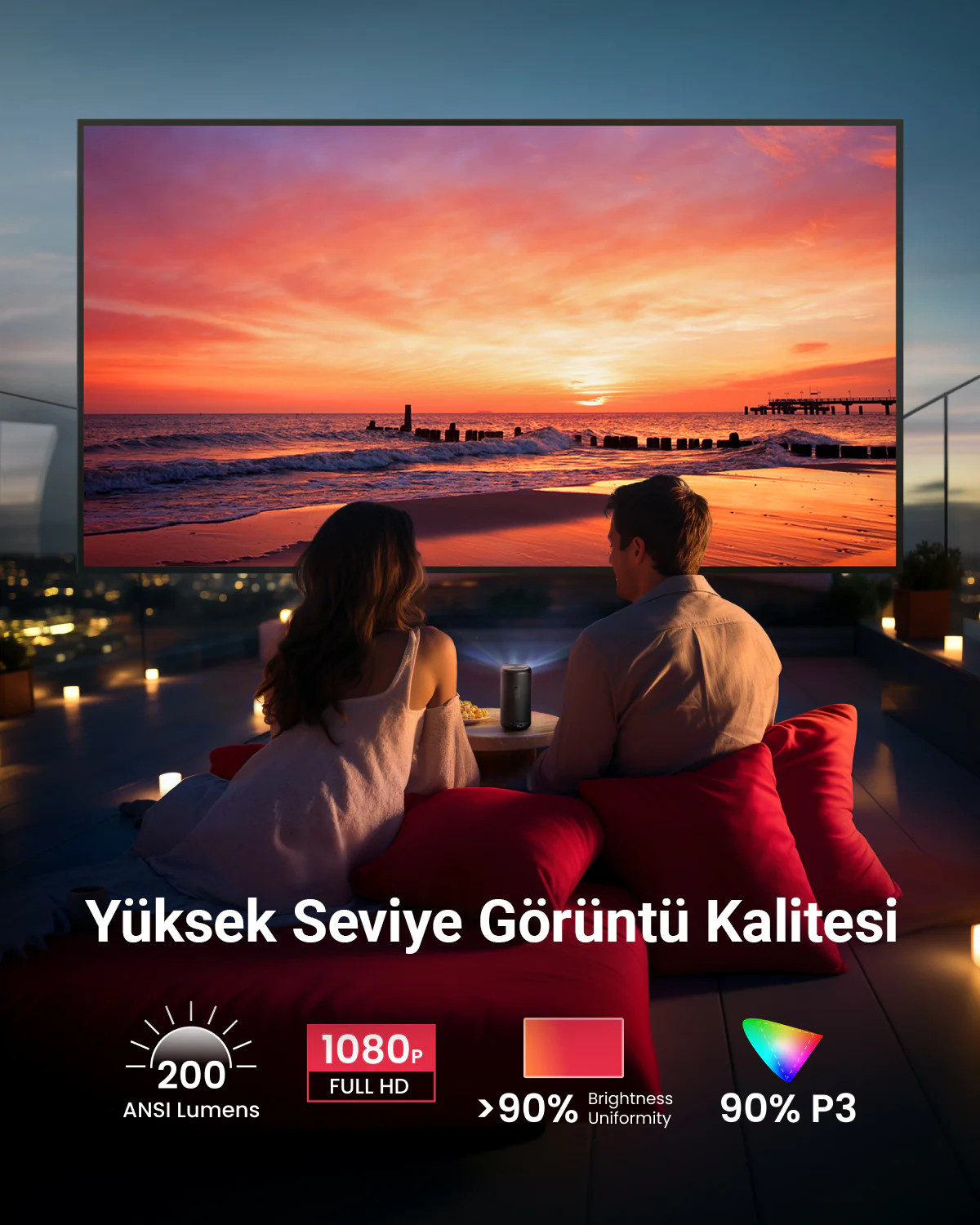 Dışarıda bir ekrana yansıtılan gün batımını izleyen çift.