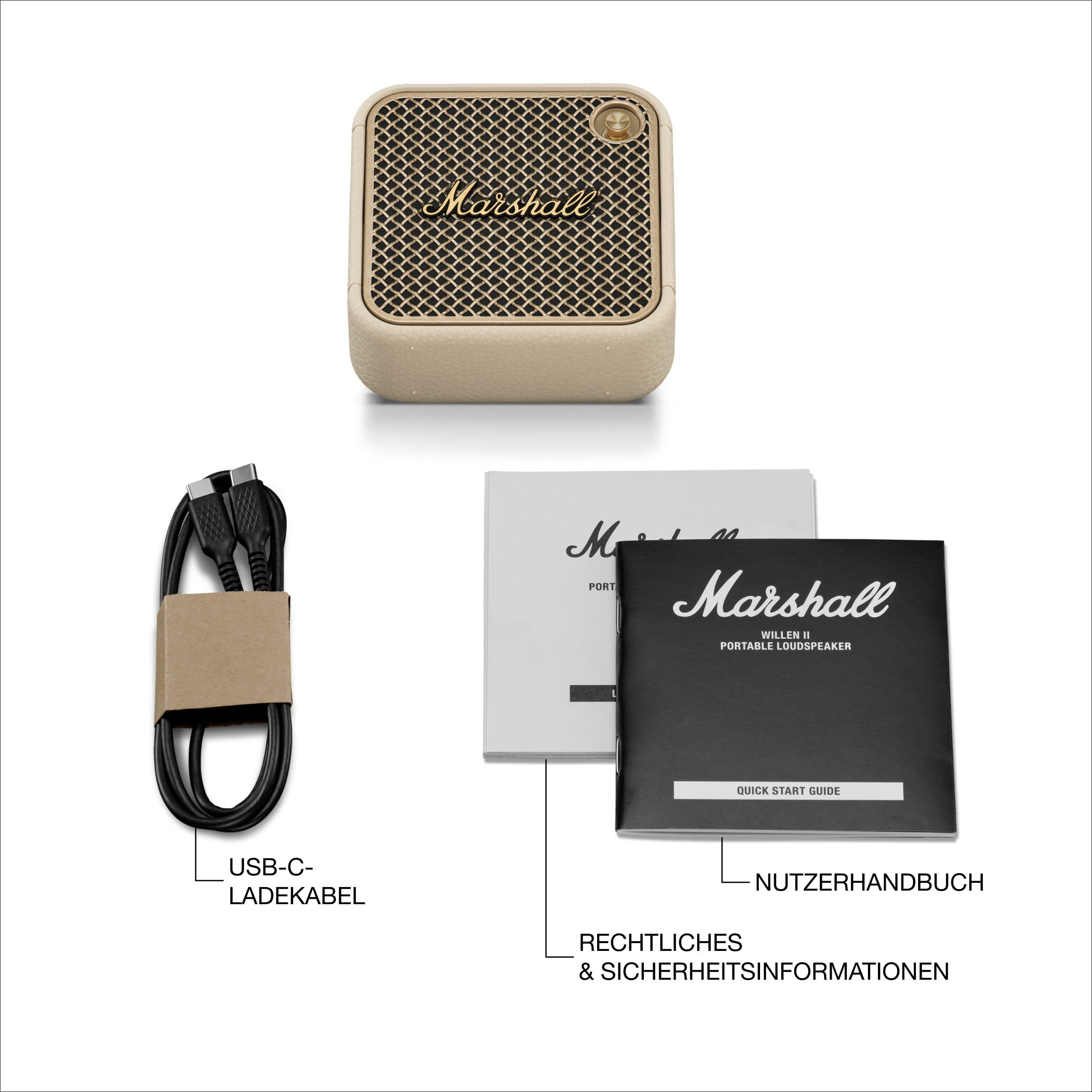 Ein beiger Marshall-Lautsprecher, ein schwarzes USB-C-Kabel und zwei weiße Handbücher. Text beschriftet die Artikel.