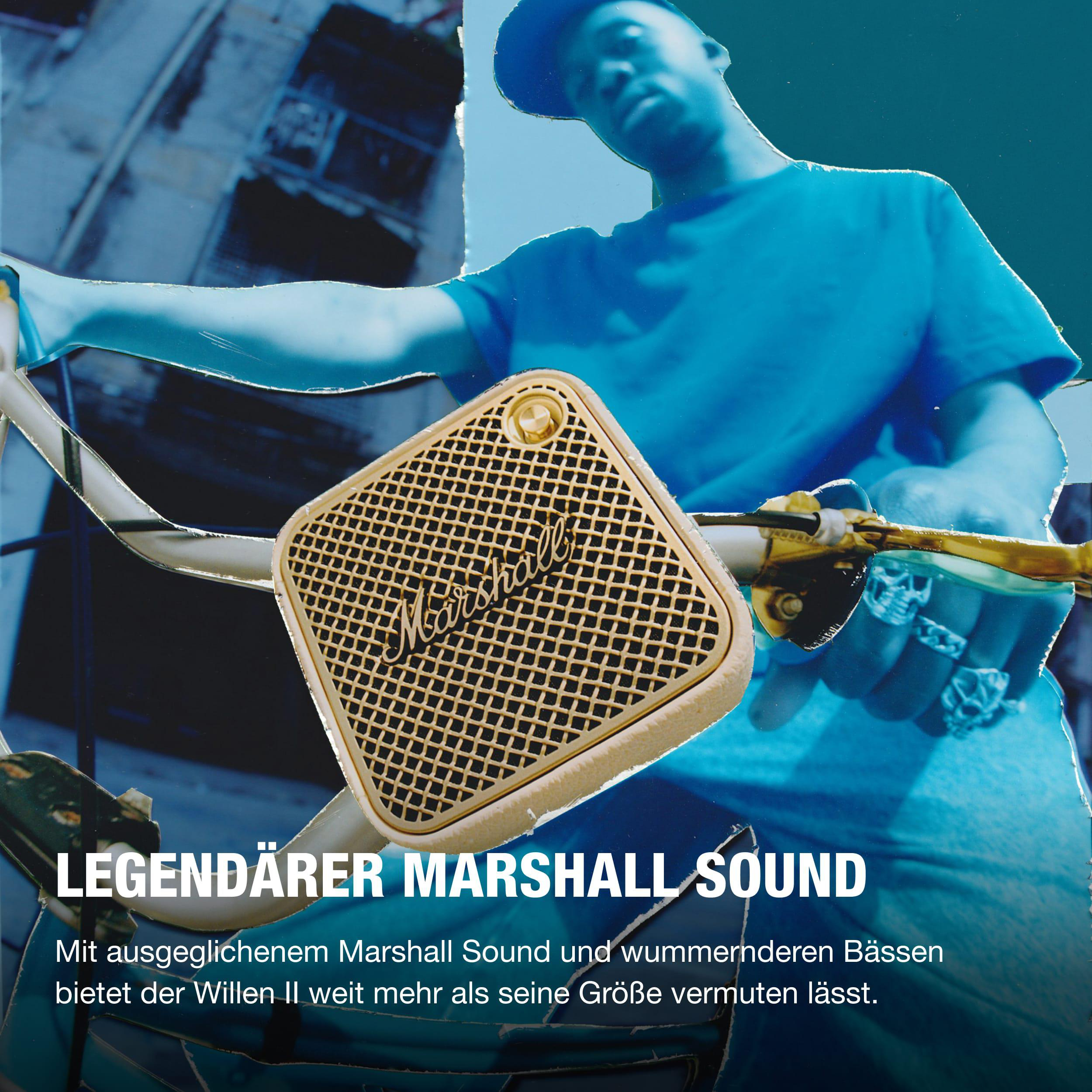 Ein Mann in Blau mit Lautsprecher. Text: LEGENDÄRER MARSHALL SOUND.
