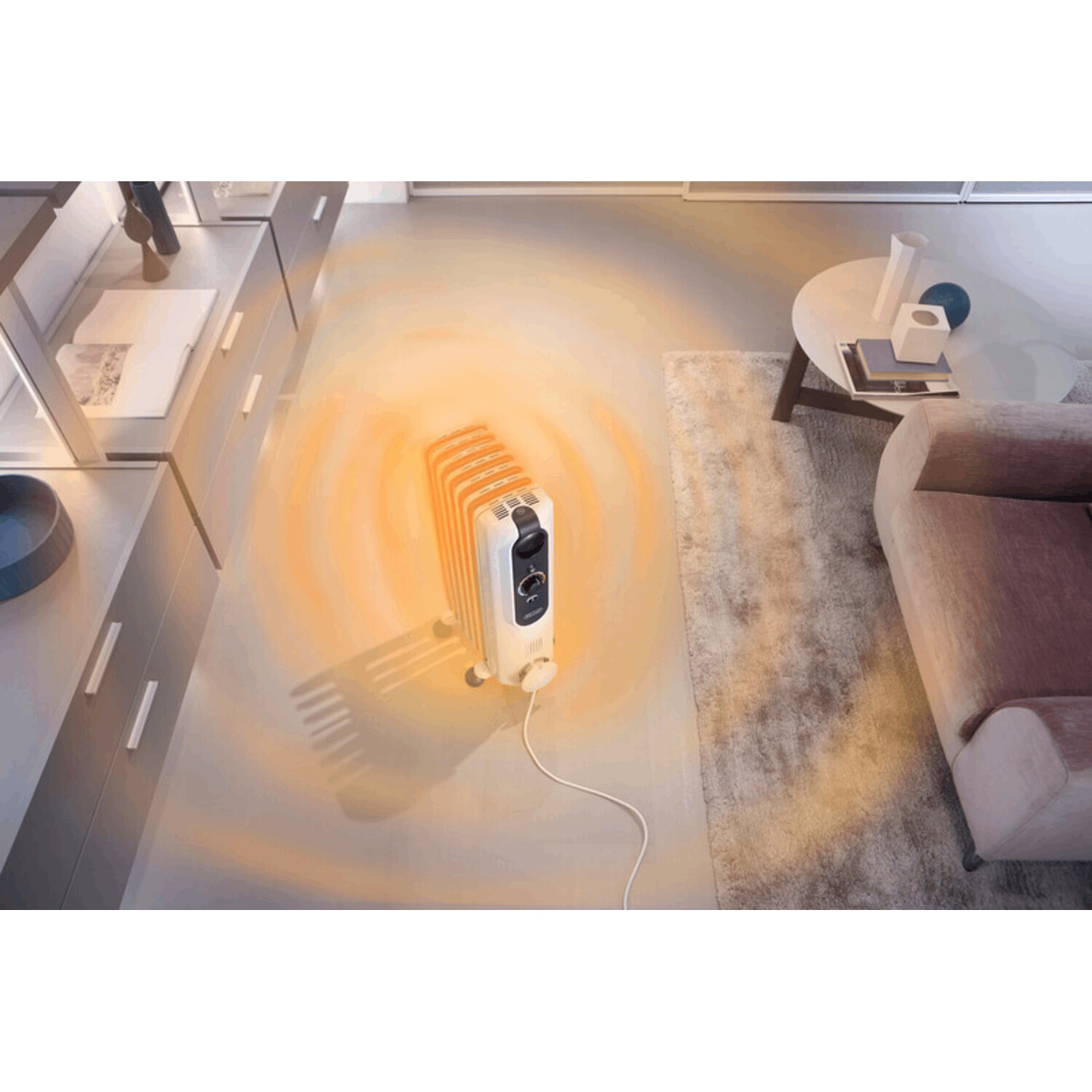 Een witte elektrische kachel op de vloer met oranje warmtegolven.