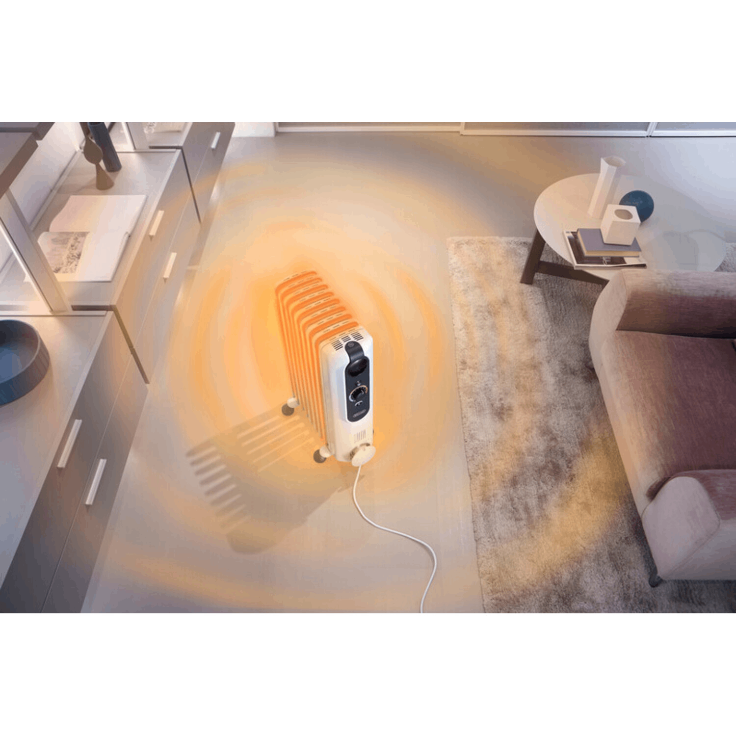 Een witte elektrische verwarming op een vloer, met een warme oranje gloed die ervan uitgaat.