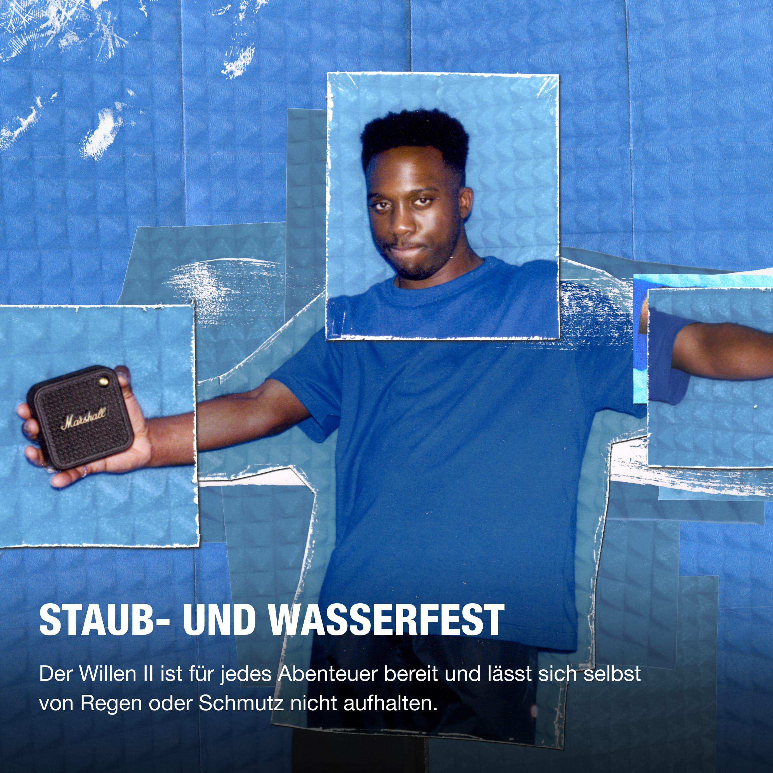 Mann mit Marshall-Lautsprecher, blauer quadratischer Hintergrund, Text: 'STAU- UND WASSERFEST'.