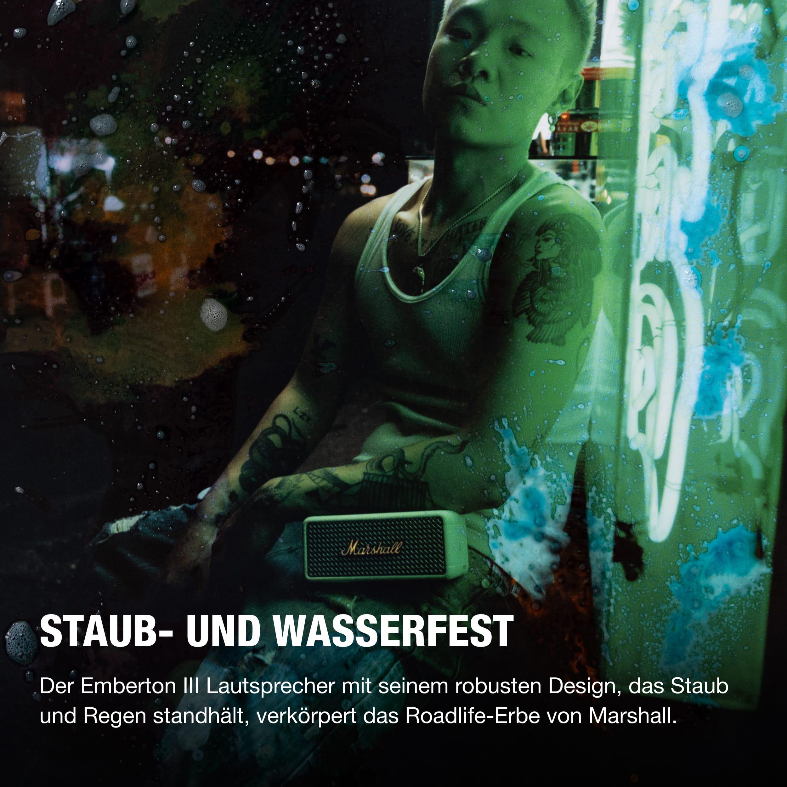 Ein Mann sitzt mit einem kleinen Lautsprecher. Der Text lautet 'Staub- und wasserfest' und 'Marshall'.