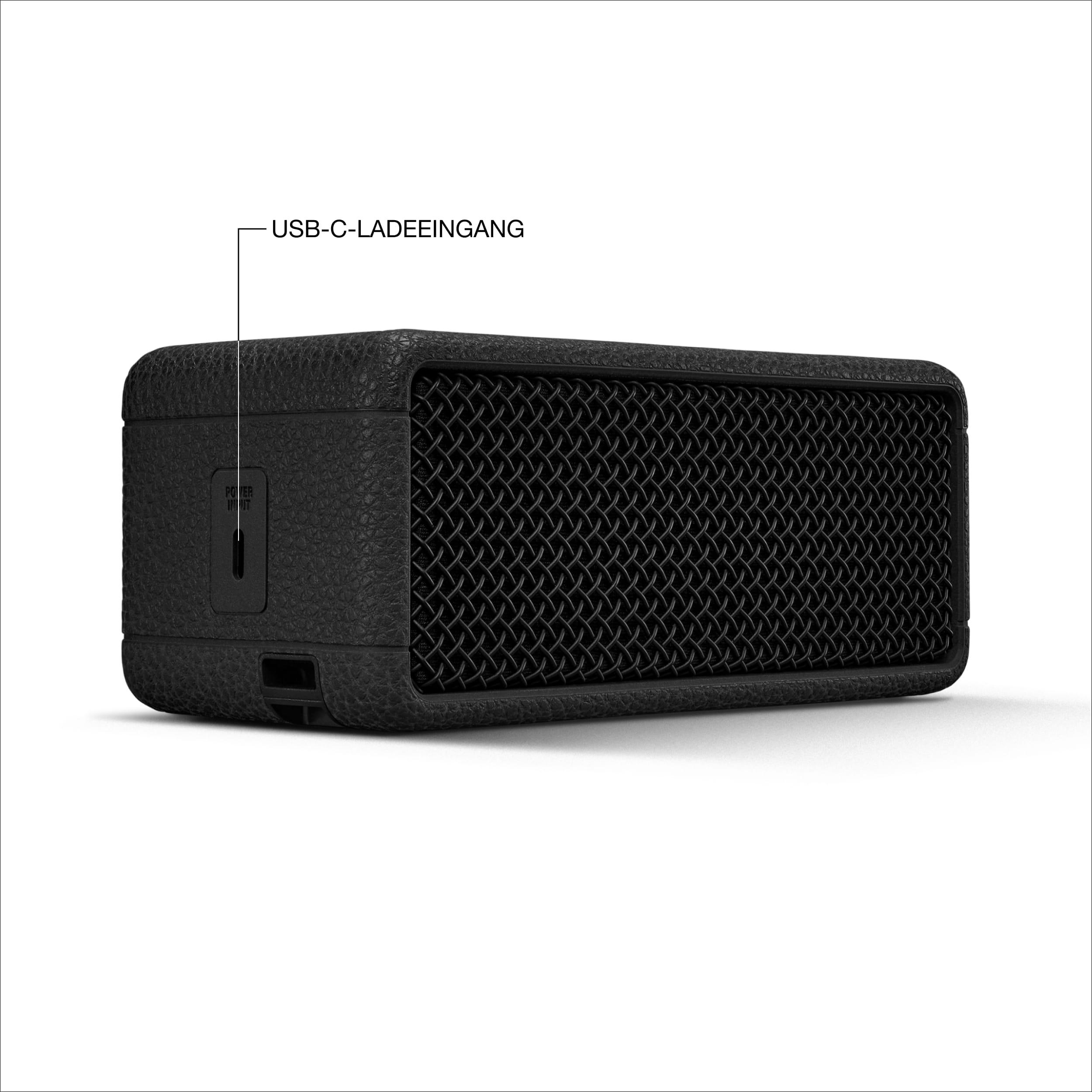 Schwarzer Lautsprecher, strukturierte Oberfläche, mit dem Text 'USB-C LADEINGANG' auf weißem Hintergrund.