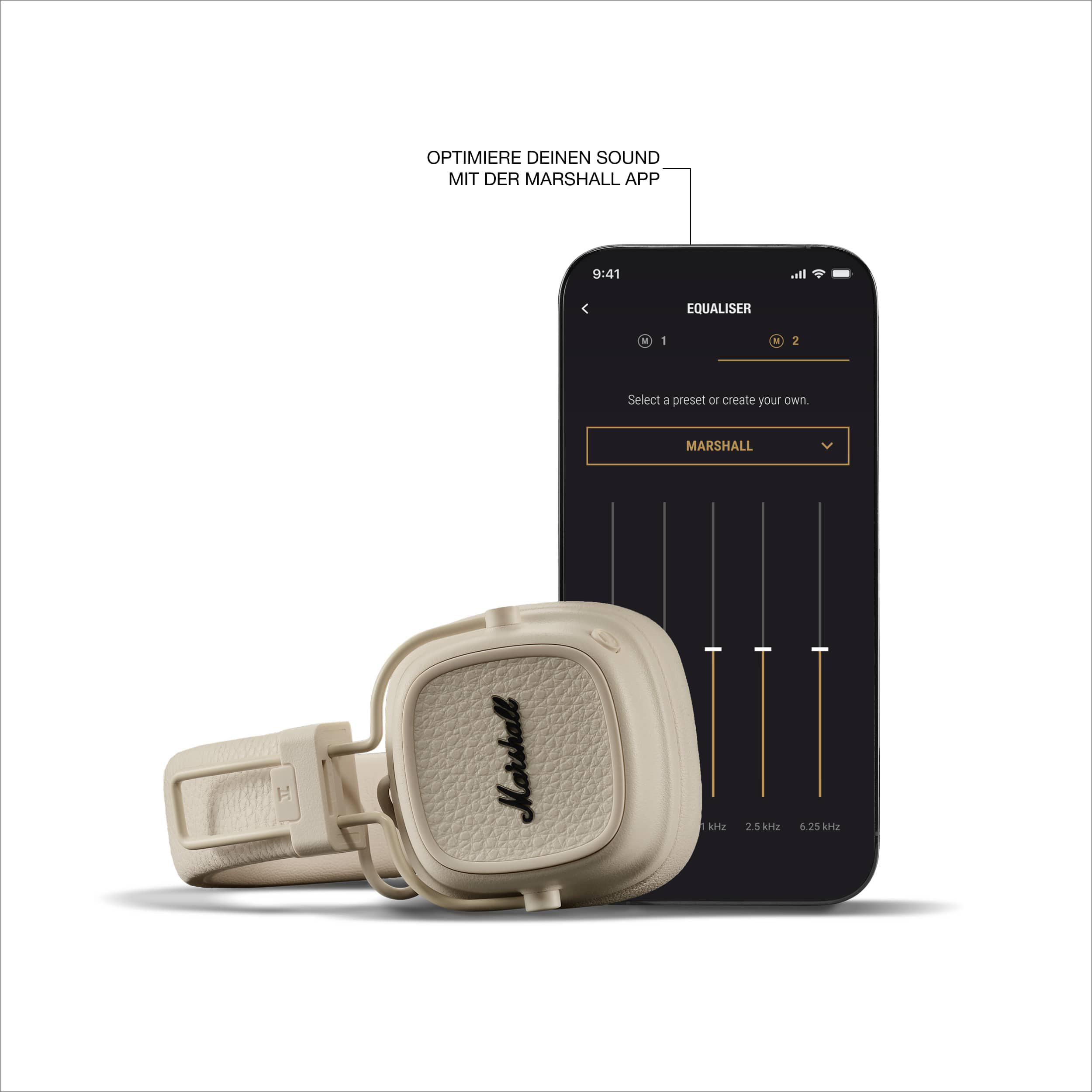 Beige Marshall-Kopfhörer mit einem Smartphone, das eine Equalizer-App auf einer weißen Oberfläche zeigt.