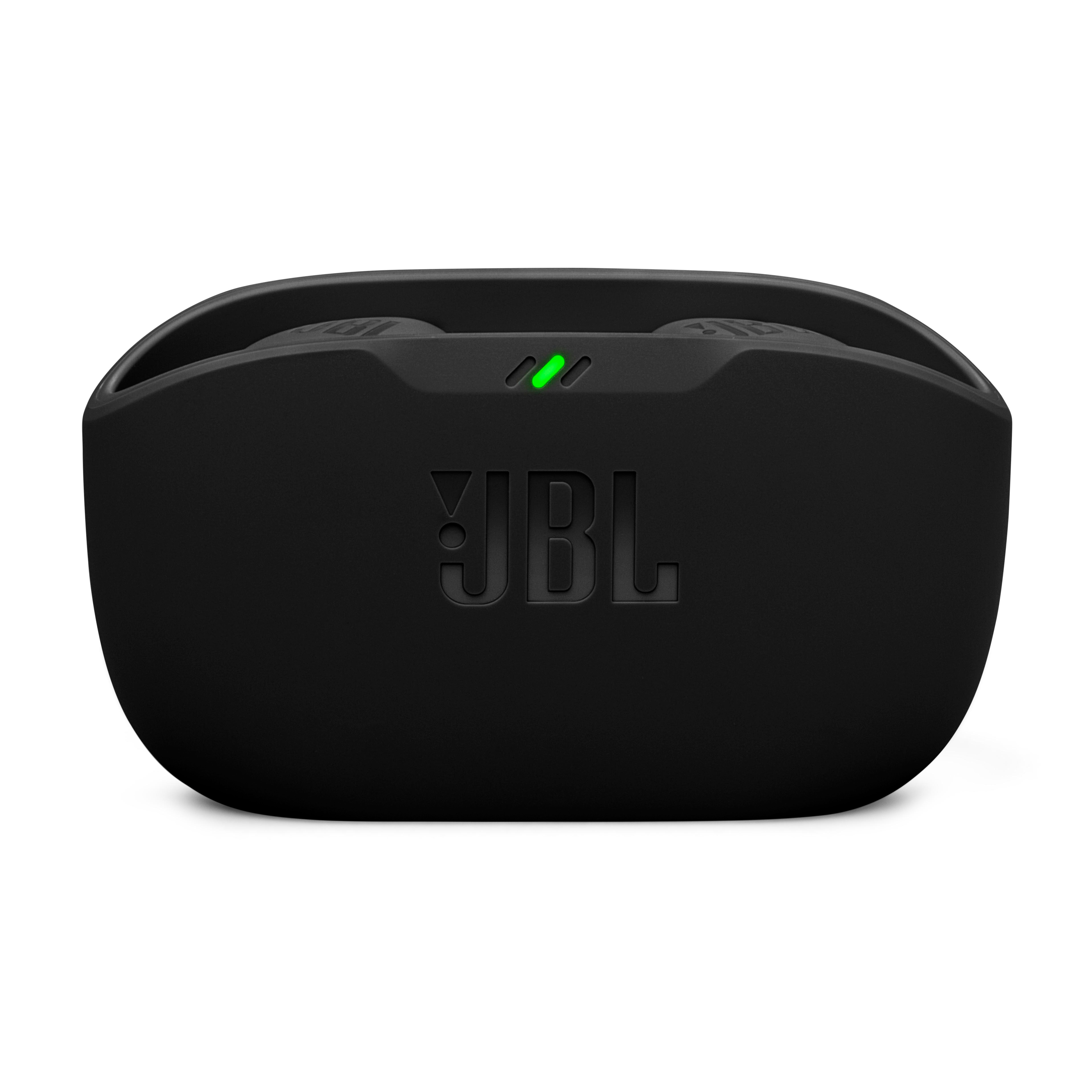 Schwarzes JBL-Ohrhörer-Ladecase mit grünem Licht, das den Ladestatus anzeigt.