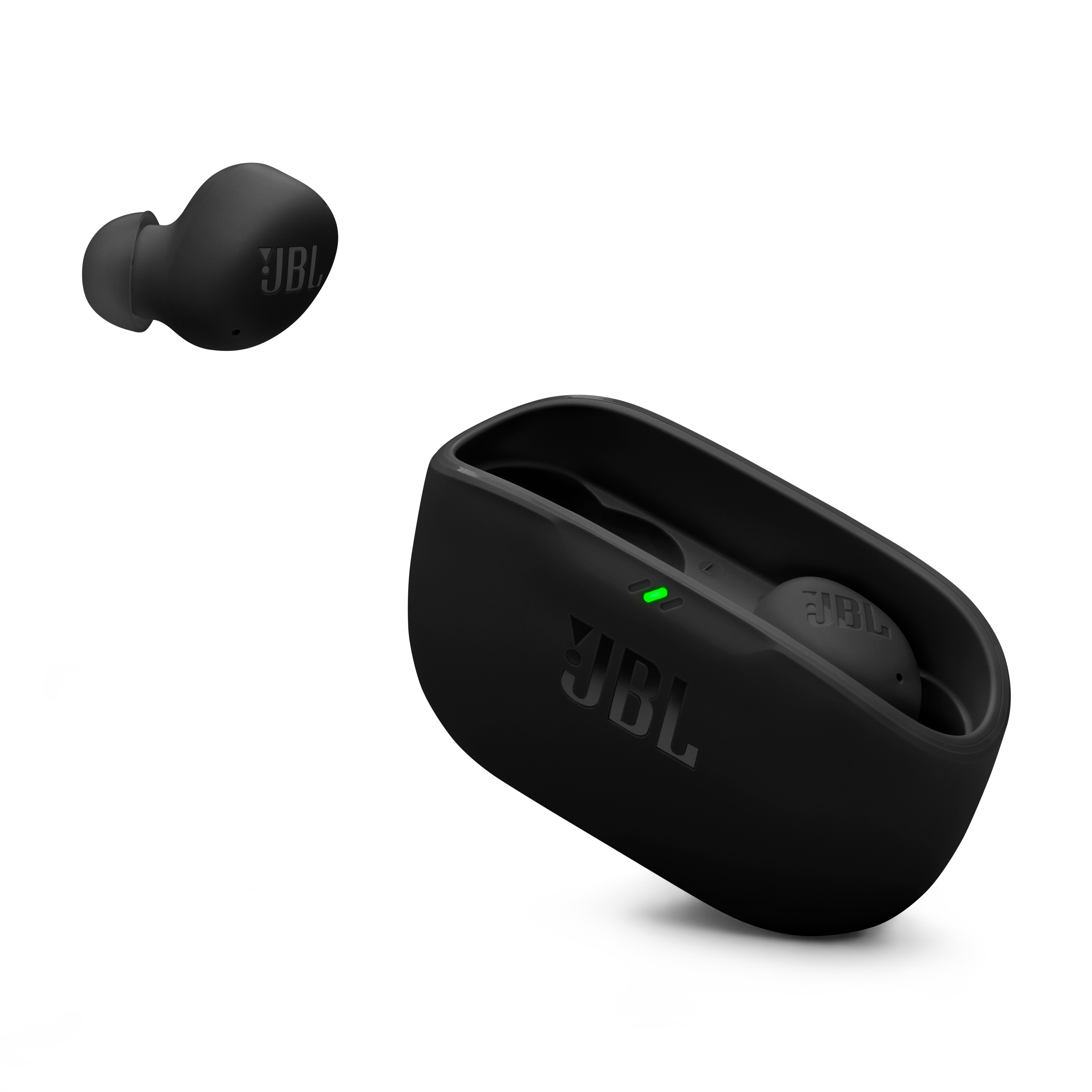 Schwarze JBL-Ohrhörer und Ladeetui. Das Etui hat ein grünes Licht.