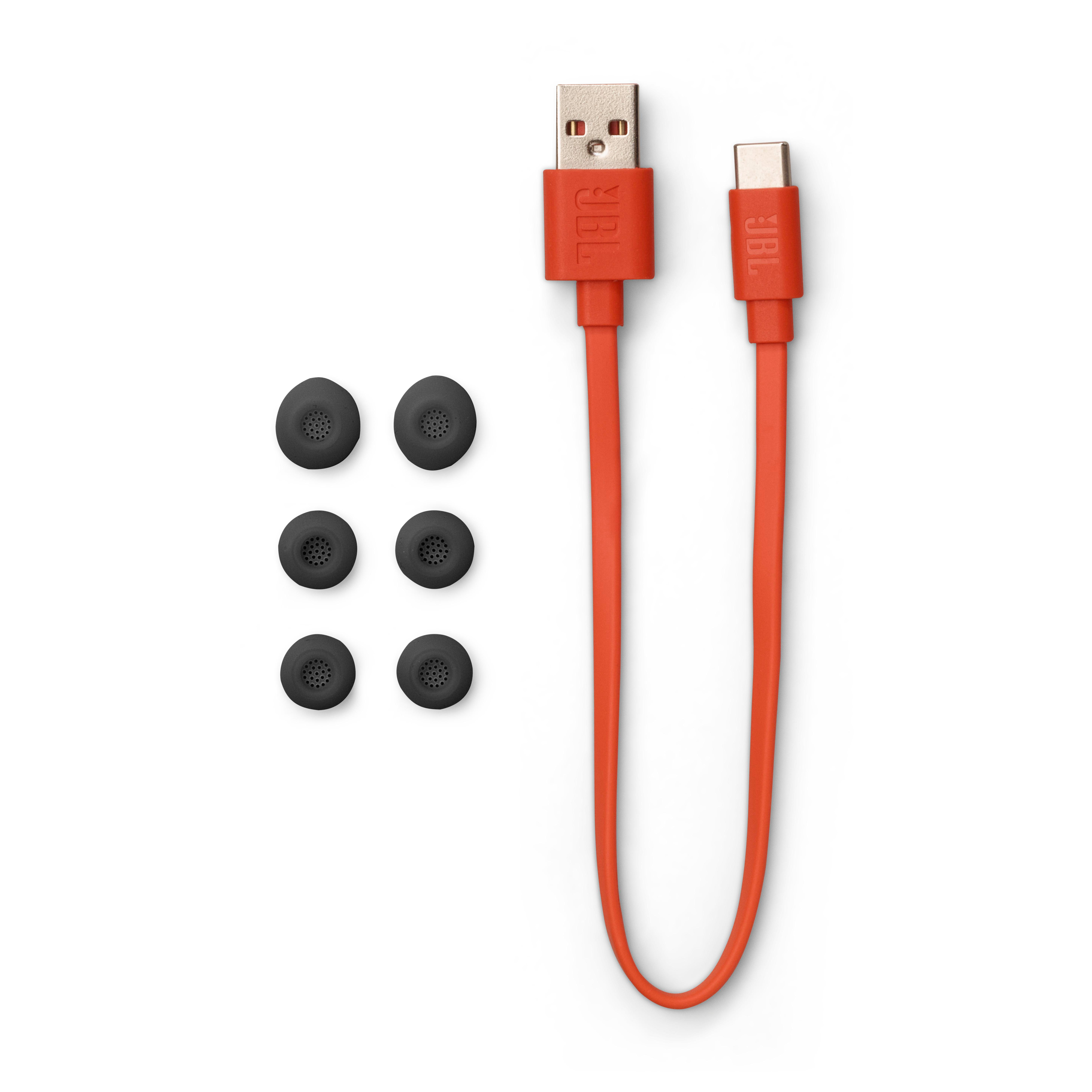 Orangefarbenes Ladekabel mit USB- und USB-C-Anschlüssen und eine Reihe schwarzer Ohrstöpsel.