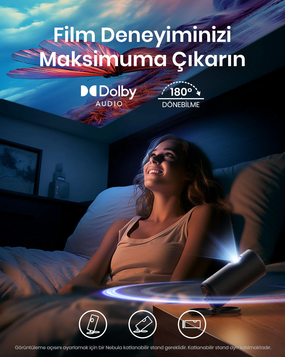 Yatakta yatan kadın, yansıtılan görüntüye bakıyor. Gece masasında bir projektör.