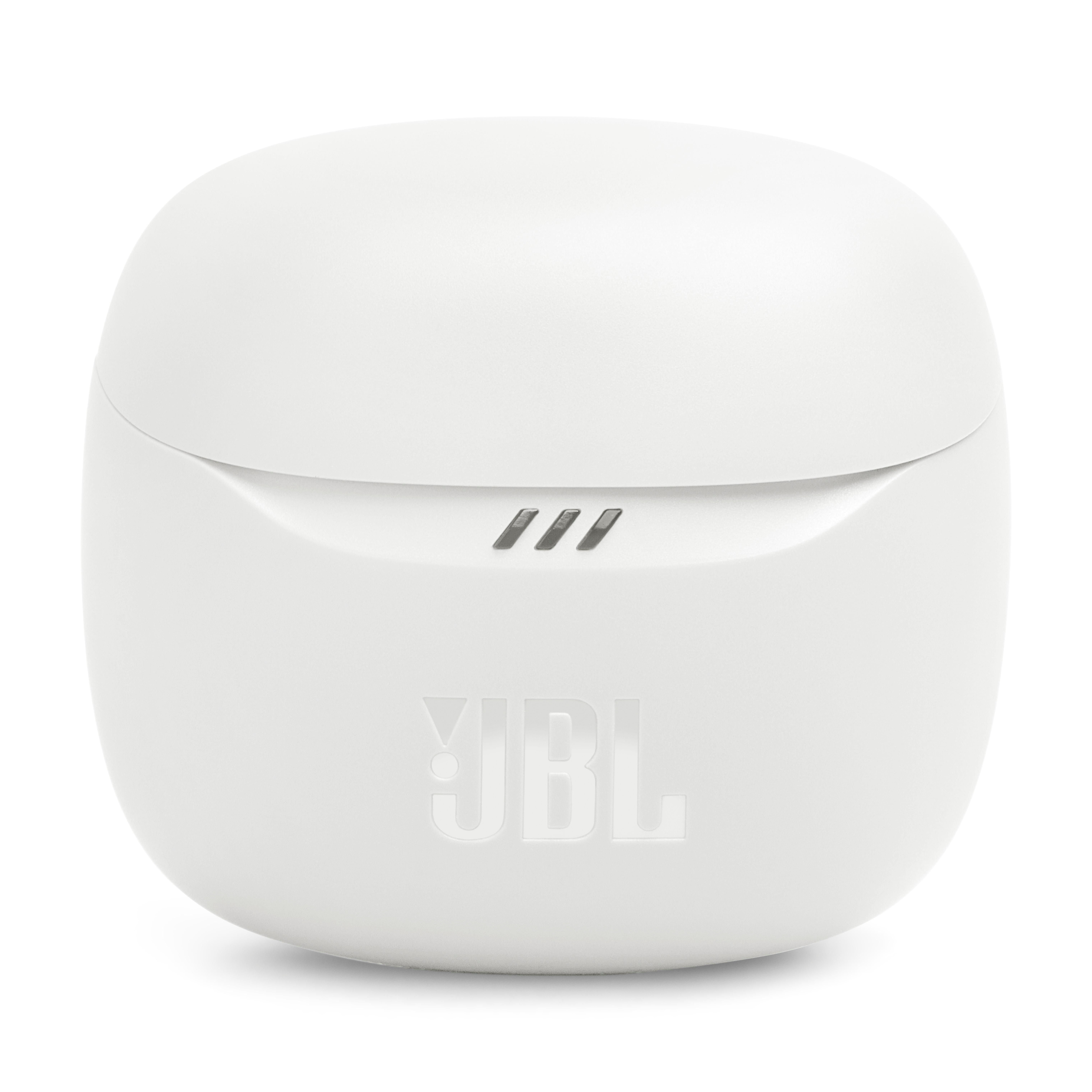 Weißes JBL-Kopfhörer-Case mit drei kleinen Linien, Ladeanzeigen und dem JBL-Logo.