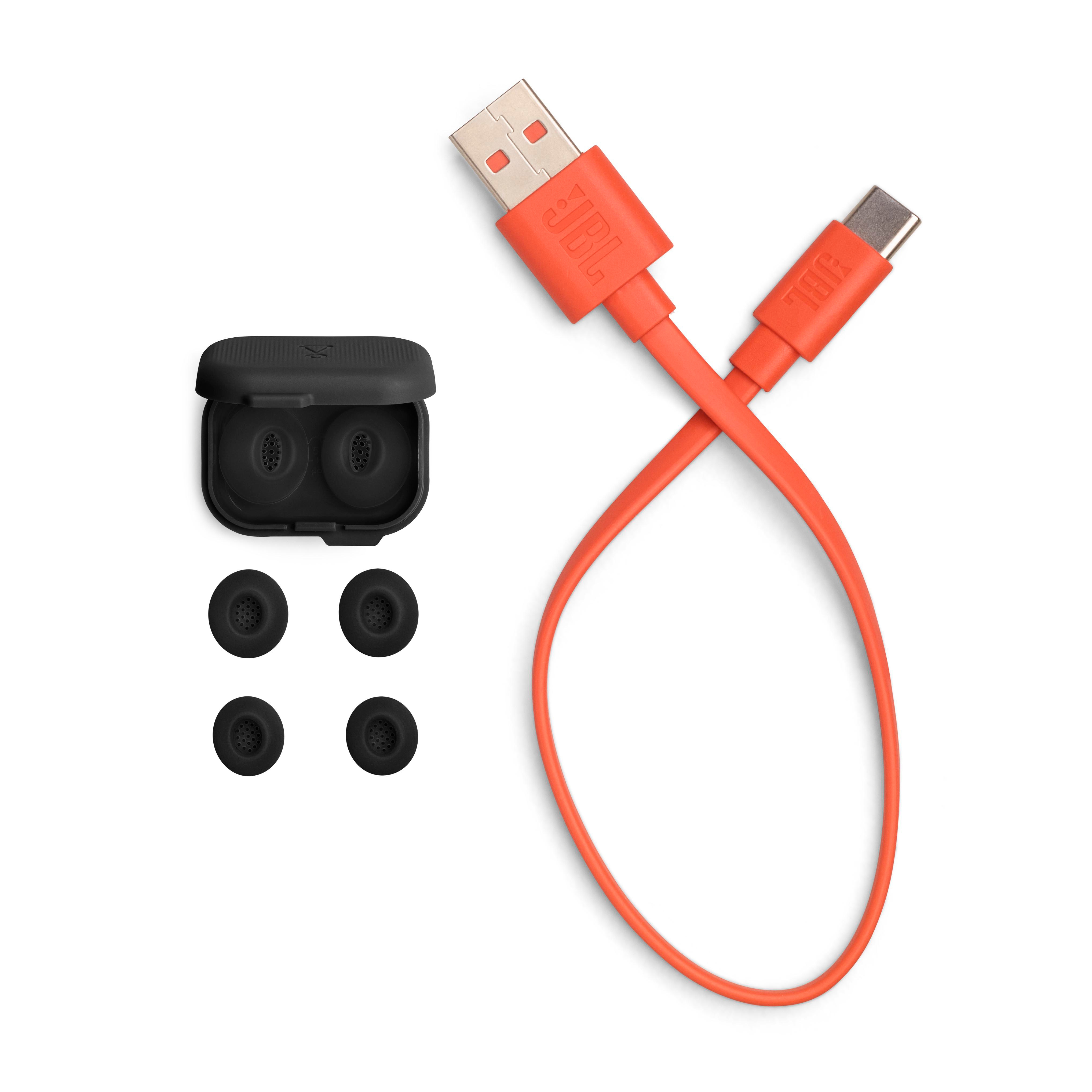 Schwarze Ohrhörer und Ladekabel mit USB- und USB-C-Ende. Weißer Hintergrund.