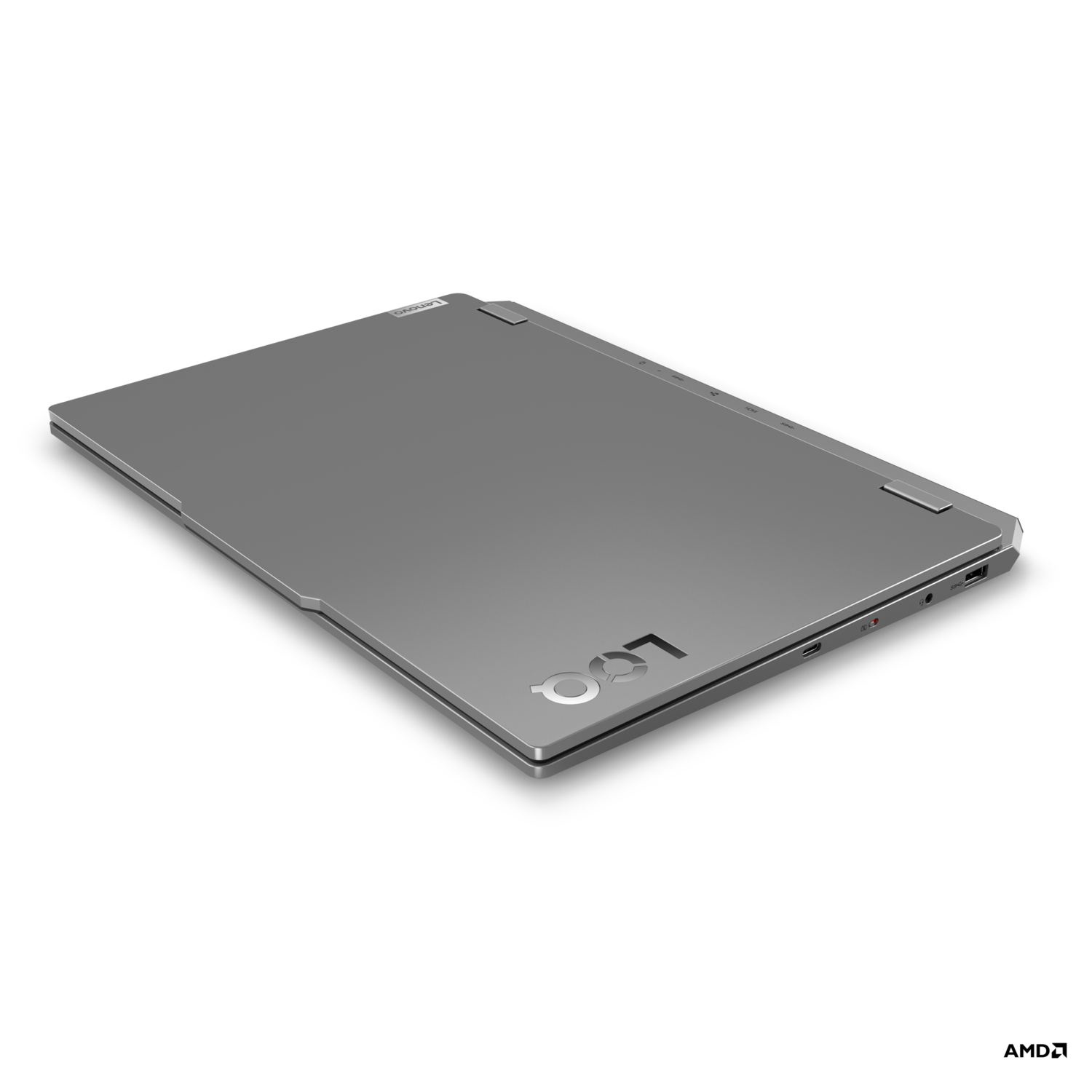 Gesloten grijze laptop. Lenovo-logo op deksel. Donkere achtergrond.