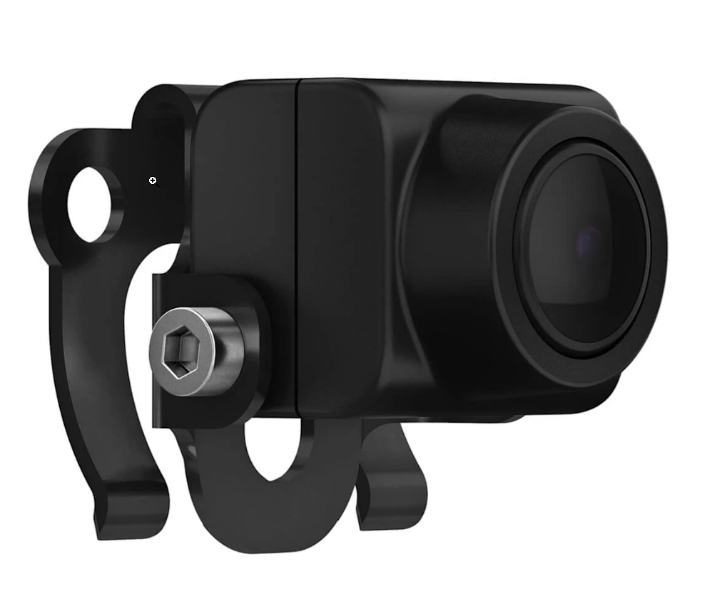 Zbliżenie czarnej kamery z obiektywem i wspornikiem montażowym.