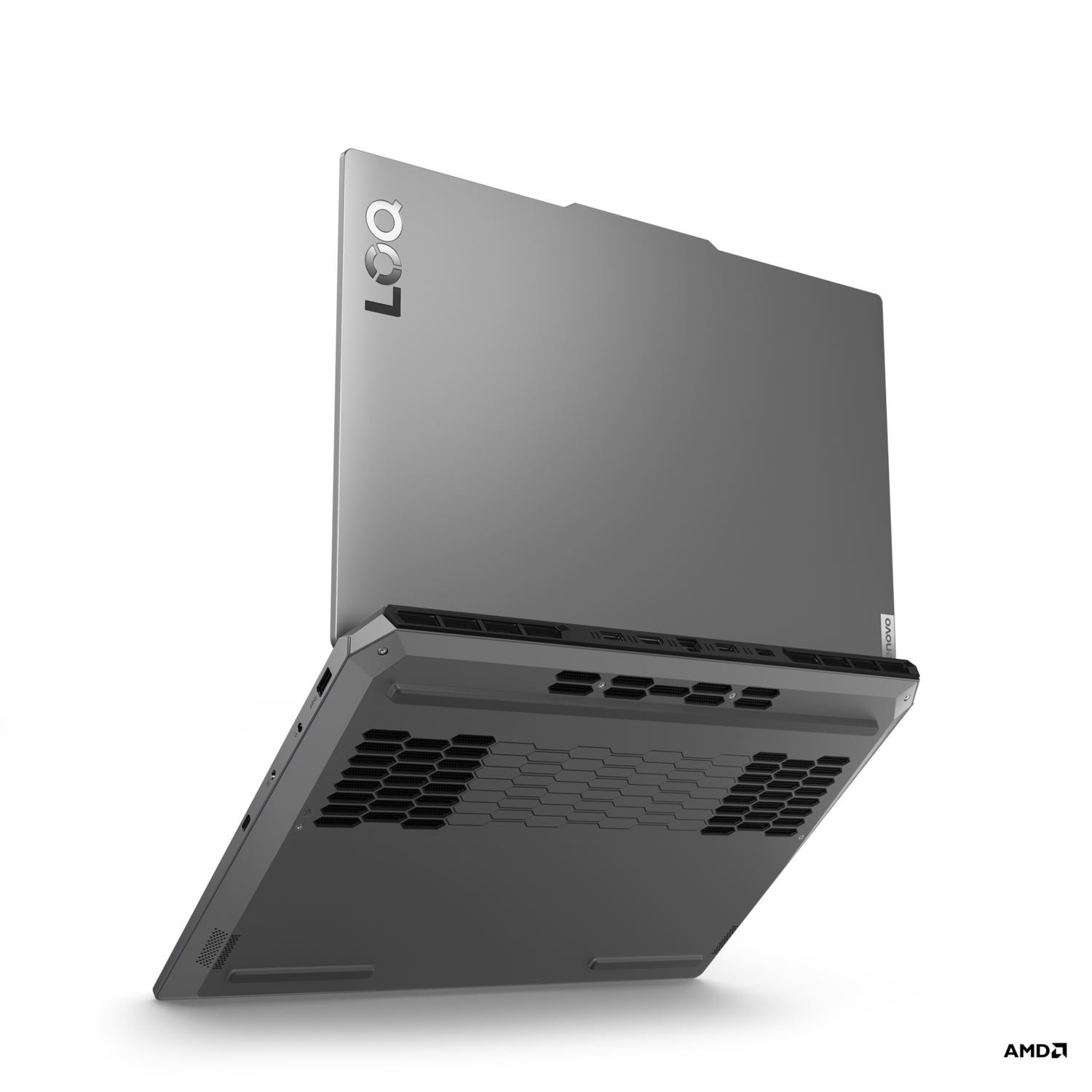 Een grijze Lenovo-laptop is open. De achterkant toont het Lenovo-logo en de ventilatieopeningen.
