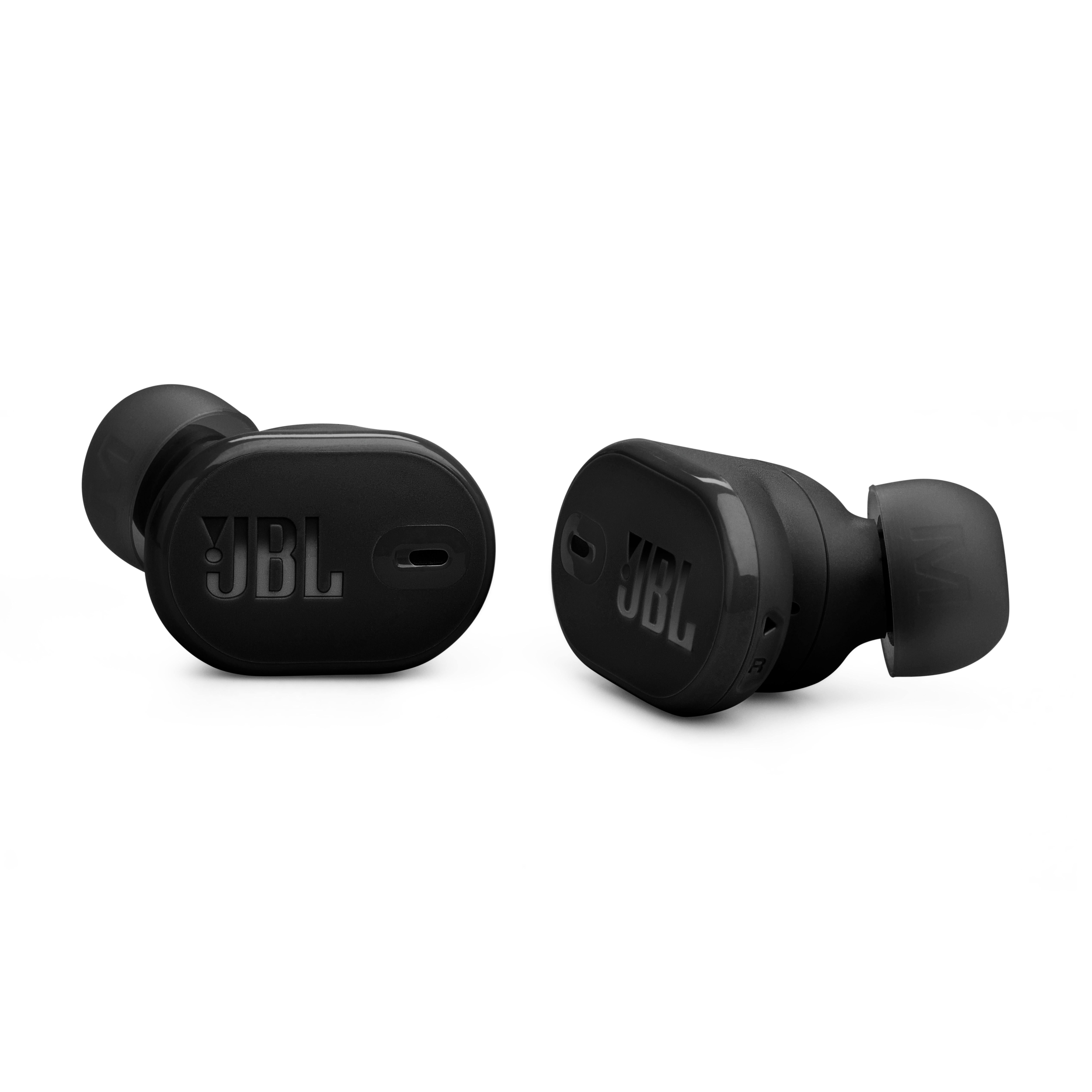 Zwei schwarze JBL Ohrhörer liegen auf weißer Oberfläche, nach links gerichtet.