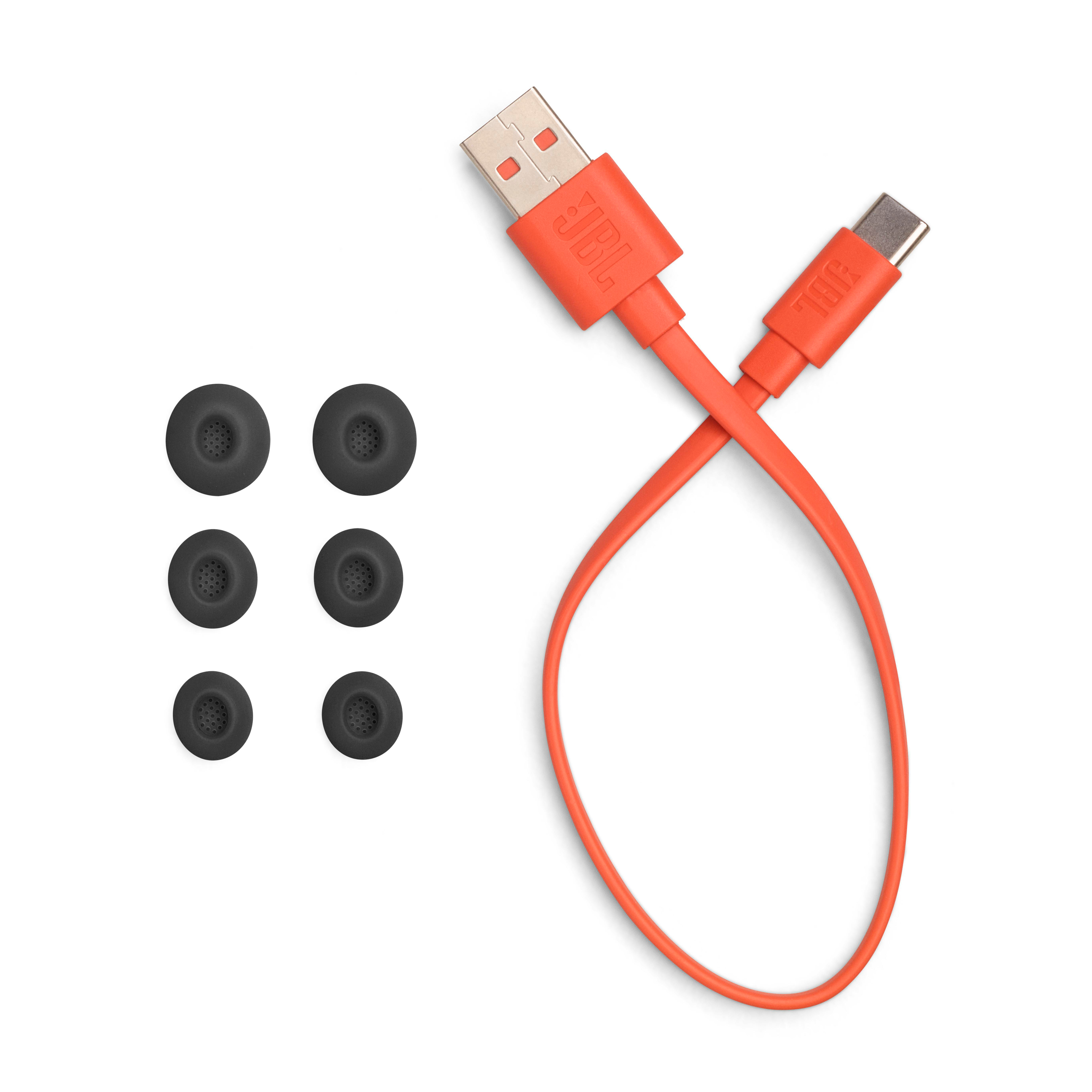 Oranges JBL USB- und USB-C-Ladekabel neben schwarzen Silikon-Ohrstöpseln. Weißer Hintergrund.