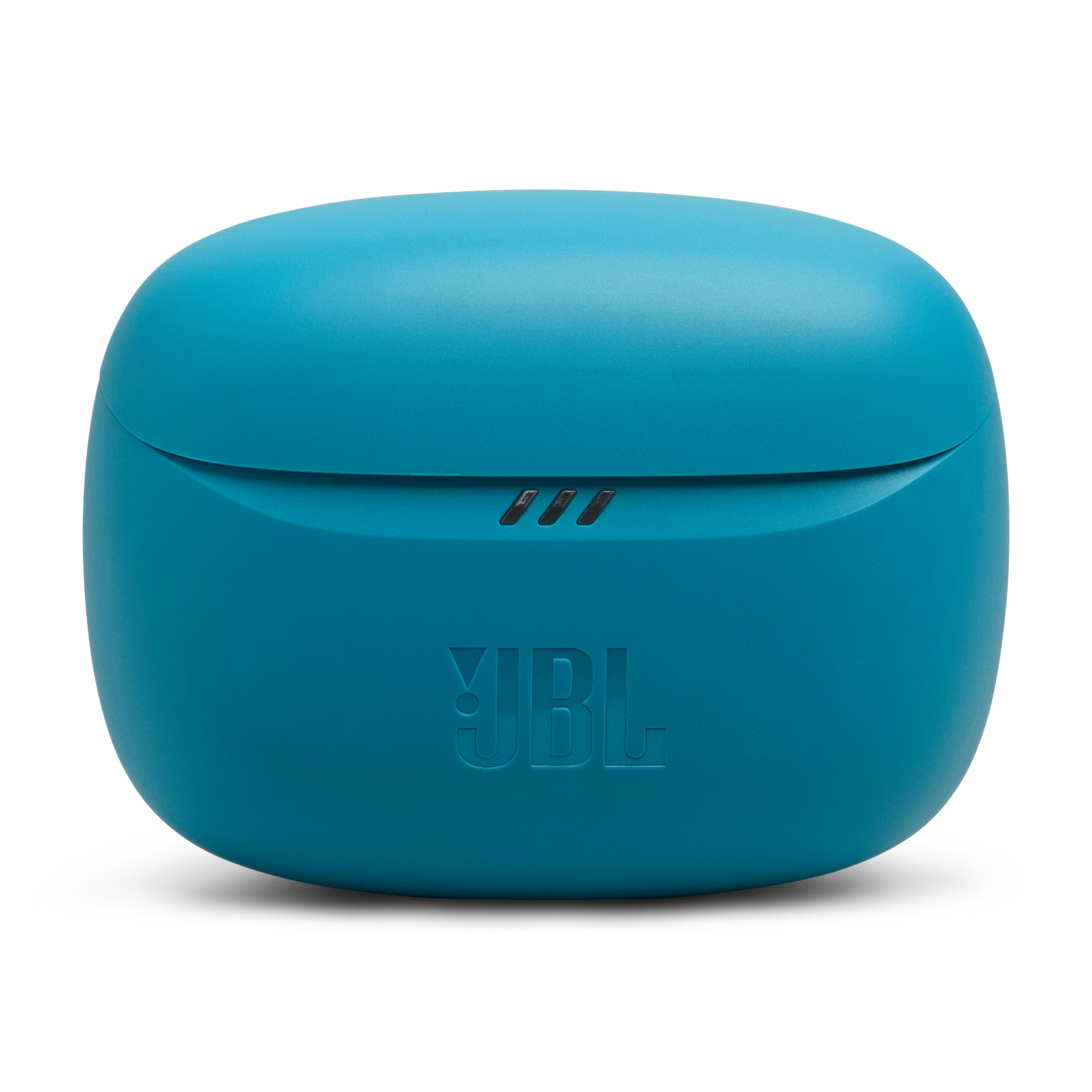 Türkisblaue Ohrhörer in einem türkisfarbenen Etui. Das Etui ist ovalförmig mit JBL-Logo.